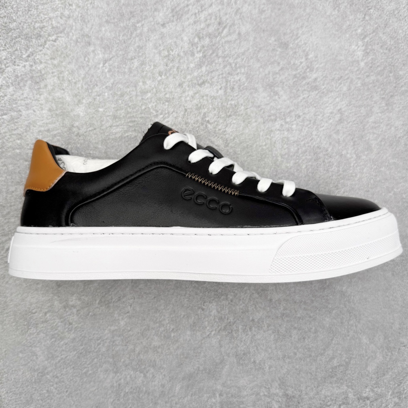 ECCO爱步男士休闲小白鞋 简单耐看清爽版型 百搭休闲板鞋 柔酷7号系列 鞋面采用进口小牛皮+透气头层猪皮内里 时尚个性 出街有型 简约系带设计 可自由调节松紧 鞋底采用高端顶级TPR环保科技材料 磨具贴合鞋底给你不一样的缓力性能 舒适 增强运动性 高端大气时尚不失稳重 休闲百搭 简约利落 尺码：38 39 40 41 42 43 44（皮鞋码）-选品中心