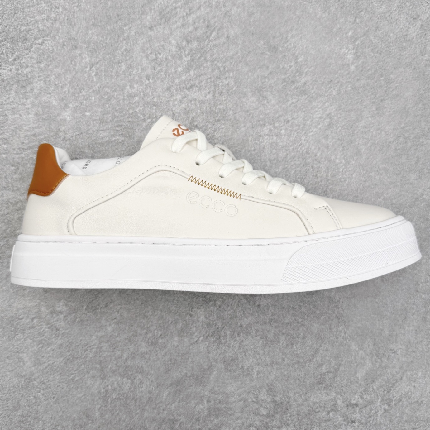 ECCO爱步男士休闲小白鞋 简单耐看清爽版型 百搭休闲板鞋 柔酷7号系列 鞋面采用进口小牛皮+透气头层猪皮内里 时尚个性 出街有型 简约系带设计 可自由调节松紧 鞋底采用高端顶级TPR环保科技材料 磨具贴合鞋底给你不一样的缓力性能 舒适 增强运动性 高端大气时尚不失稳重 休闲百搭 简约利落 尺码：38 39 40 41 42 43 44（皮鞋码）-选品中心