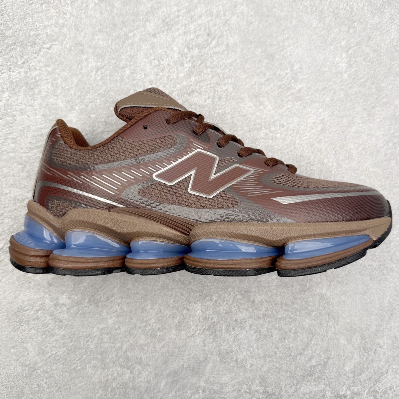 New Balance NB2000 舒适百搭防滑耐磨低帮 休闲跑步鞋 New Balance 在近两年的球鞋市场屡出奇招，在经典鞋型保持进一步增长的同时，推出的每一款新鞋型也都有傲人的战绩。在 327、9060 等鞋型获得成功之后，今天 New Balance 家族又迎来了新鲜血液的注入。这双 New Balance 2000 依然是融合了新旧元素的跑鞋造型，命名为 2000，或许是它的设计理念有着 Y2K 的血统。最大的亮点，在于这双鞋的中底。外侧以五个 ABZORB 单元，带来极具辨识度和冲击力的视觉效果，让这双鞋在外观和脚感方面都颇具吸引力。尺码：36 37 37.5 38 38.5 39 40 40.5 41 42 42.5 43 44 45 46-选品中心