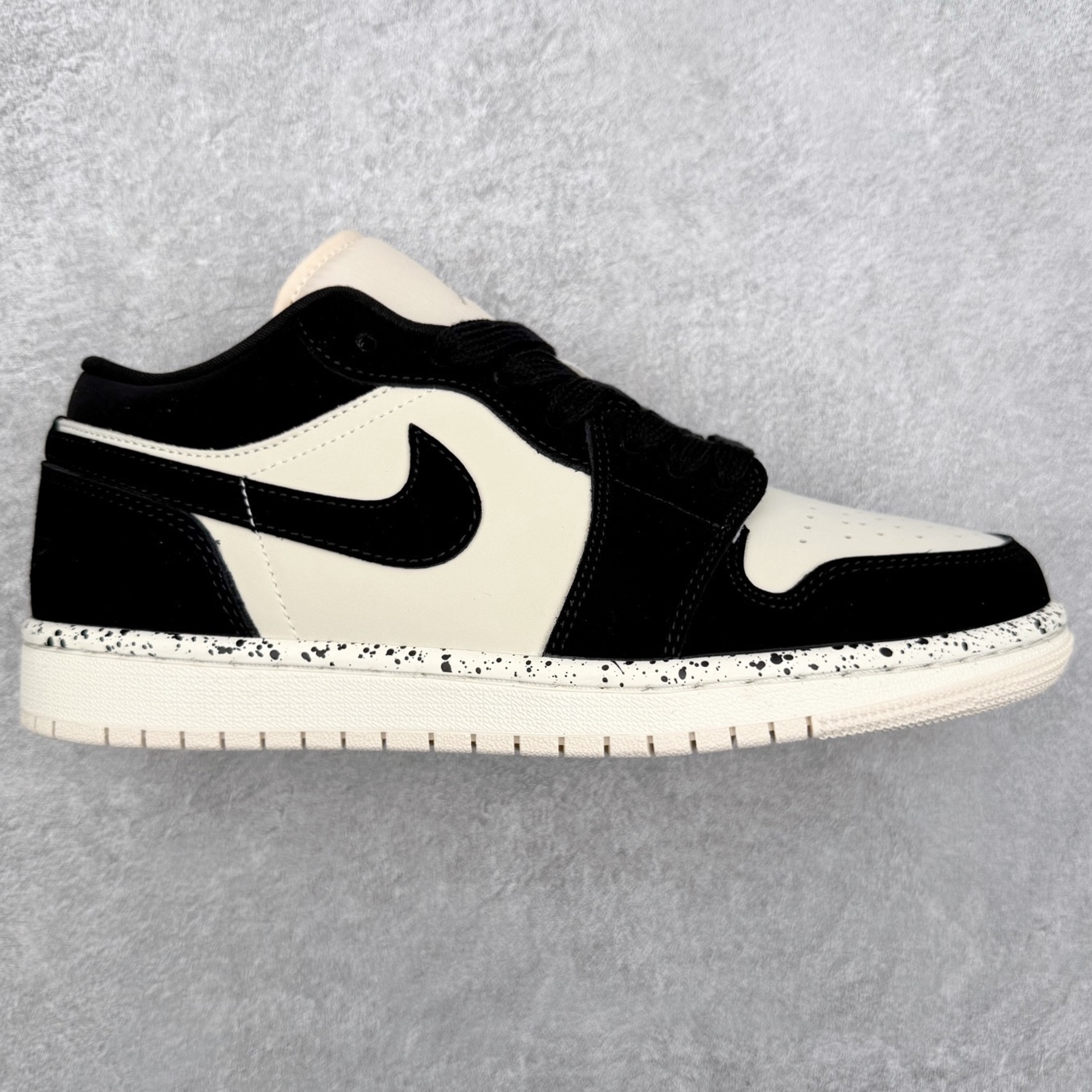 ＃K版 Air Jordan AJ1 Low 低帮 DC0774-003 全新流水线出品 DT版本唯一平替选择 市场第二梯队最强版 全部原鞋开发 原楦原纸板开发 全鞋电脑针车 原厂内置全掌气垫 原盒内在原标 唯一Zp原版鞋带绑法 免检产品 全新2022版型 全头层皮料 完美零毛边处理 原厂配置全掌气垫 价格定位良心 几十个配色陆续出货 实拍调校N版已经零色差零失真 百分百还原实物色彩所见即所得 不存在货不对板色差等低级问题 选购参考实物拍摄 不混卖不参货 只用心做好货严格选品 承诺混一赔十 尺码：36 36.5 37.5 38 38.5 39 40 40.5 41 42 42.5 43 44 44.5 45-选品中心