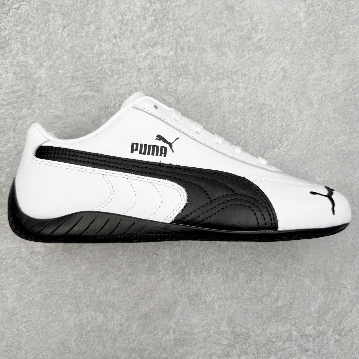 PUMA Speedca OG 彪马极速赛车系列低帮德训风拼接复古百搭休闲运动赛车鞋 鞋款从80、90年代赛车手所穿的防火赛车鞋为原型，鞋身线条模仿了赛车的流线廓形，体现了空气动力学原理的结构。简约流畅的外观，恰好又和贯穿其中的Formstrip Logo融合恰到好处，视觉上细节丰富且协调。本次Speedcat OG鞋款归来，最大看点自然式保留了窄版鞋型以及薄底构造。这两年各品牌鞋底越做越厚，Speedcat反其道而行之，上脚几乎无鞋底的效果带来耳目一新的视觉体验。鞋面依旧是以质感细腻的麂皮材质打造，并且大面积近乎全包裹的使用，复古味道也愈发浓烈。配色上更是将最原始的黑色和红色带回，向F1赛车队的标志性队服致敬。相信让各位一眼种草的更多是出挑的大红色，上脚即可瞬间点亮整体造型，在以球鞋为核心的OOTD中脱颖而出。而另一款黑色则是低调的万金油，彰显新潮个性的同时又不喧宾夺主，也是热爱简约系穿搭朋友的首选。 尺码：35.5 36 37 37.5 38 38.5 39 40 40.5 41 42 42.5 43 44 44.5 45-选品中心