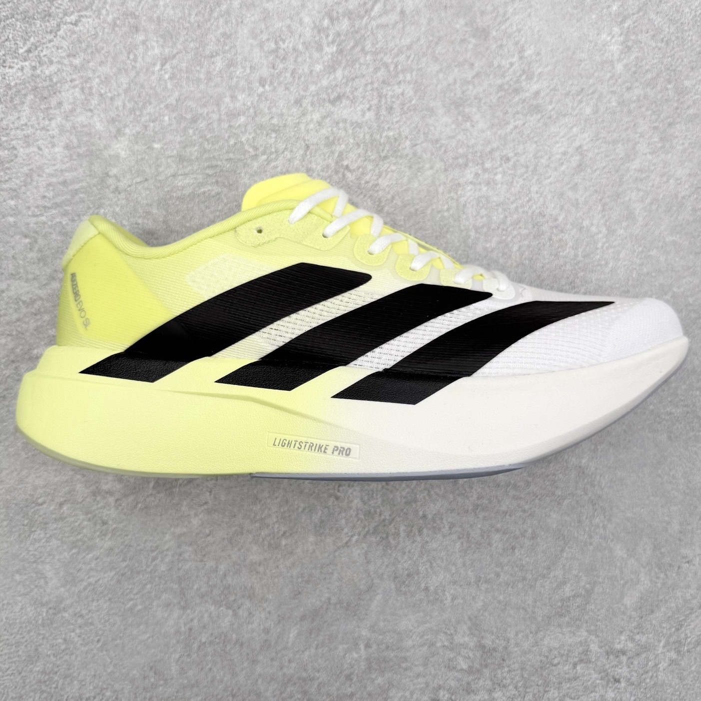 AD Adizero EVO SL 马拉松竞速专业跑鞋 CELERMESH针织网面非常轻薄 纤维间的缝隙很大 可以保证跑步时的透气、排汗效果 鞋舌直接与两侧的内衬和鞋底连接在一起 在跑步过程中不会被鞋舌的左右移动所困扰 在标准鞋带孔的基础上再拓宽一组鞋带孔 适合不同脚型的需求 突破性 EnergyRods 技术，有助于跑者实现更好的成绩 中底独特的LIGHTSTRIKE PRO泡棉材质 微弹感觉在跑步过程中给予了良好的支撑体验 对于顶级精英和高水平进阶跑者来说 ADIOS PRO是一双值得信赖的竞速比赛用鞋 尺码：36 36.5 37.5 38 38.5 39 40 40.5 41 42 42.5 43 44 44.5 45-选品中心