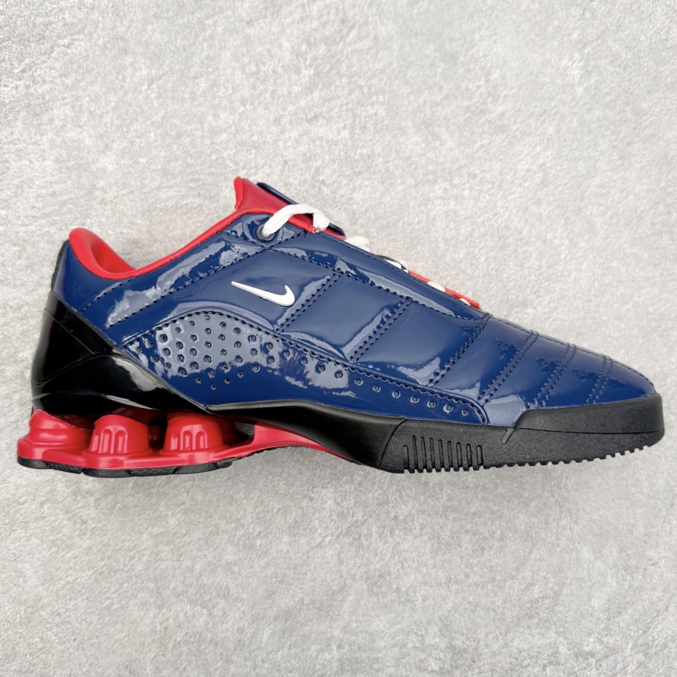 NK Total 90 Shox Secutor Magia 百搭舒适 耐磨 足球鞋 实拍调校N版已经零色差零失真 百分百还原实物色彩所见即所得 不存在货不对板色差等低级问题 选购参考实物拍摄 不混卖不参货 只用心做好货严格选品 承诺混一赔十 尺码：36 36.5 37.5 38 38.5 39 40 40.5 41 42 42.5 43 44 44.5 45-选品中心