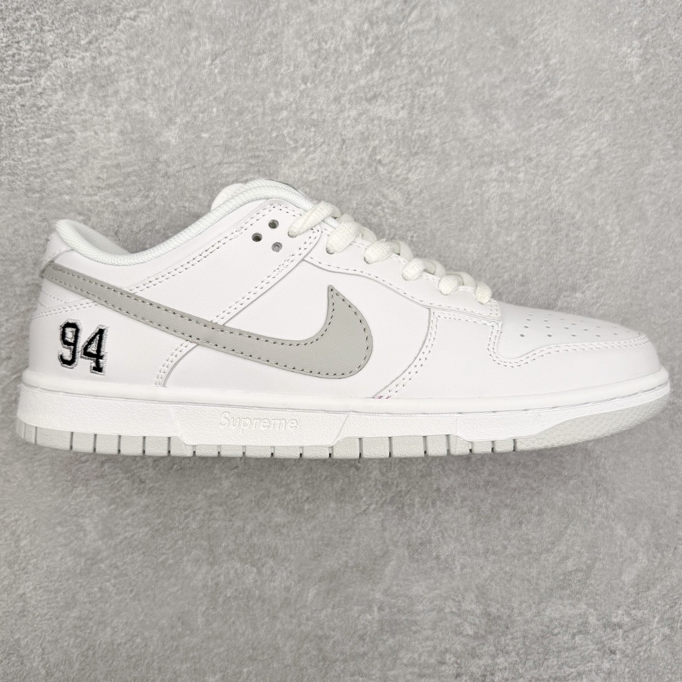 ＃F版 NK SB Dunk Low HQ8487-100 极限压缩利润空间 超乎所想的高性价比 用料绝不含糊 原盒原配 正确耐磨橡胶大底 超高清洁度 全鞋零毛边皮料切割 全套原楦原模倾力打造完美版型 尺码：36 36.5 37.5 38 38.5 39 40 40.5 41 42 42.5 43 44 44.5 45 46 47.5-选品中心