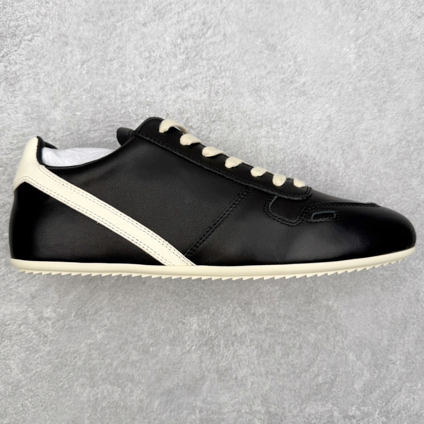 ＃GD广顶 RICK OWENS/RO Minimal Sneak 瑞克欧文斯小牛绒面革 圆头系带低帮生活休闲鞋 在纸样剪裁学校学习了两年之后，来自加利福尼亚南部的 RickOwens 开启了自己的设计生涯，他的修身皮夹克和做日针织衫在这些社区备受推崇。2001年，Owens 将其品牌的生产转移到意大利，然后又迁至巴黎。在 Michele Lamy 的强势入驻下，他的系列设计融汇了野兽派设计的经典元素和苦行僧式的部落主义文化。不对称长袍、短裤和长裤、瘦长T恤和 Owens 的标志性 Geobasket 运动鞋，以及与 adidas 经常推出的合作系列，呈现出一种强烈的阳刚之气、未来主义、适于僧侣而又世俗的气质。尺码：39 40 41 42 43 44 45-选品中心