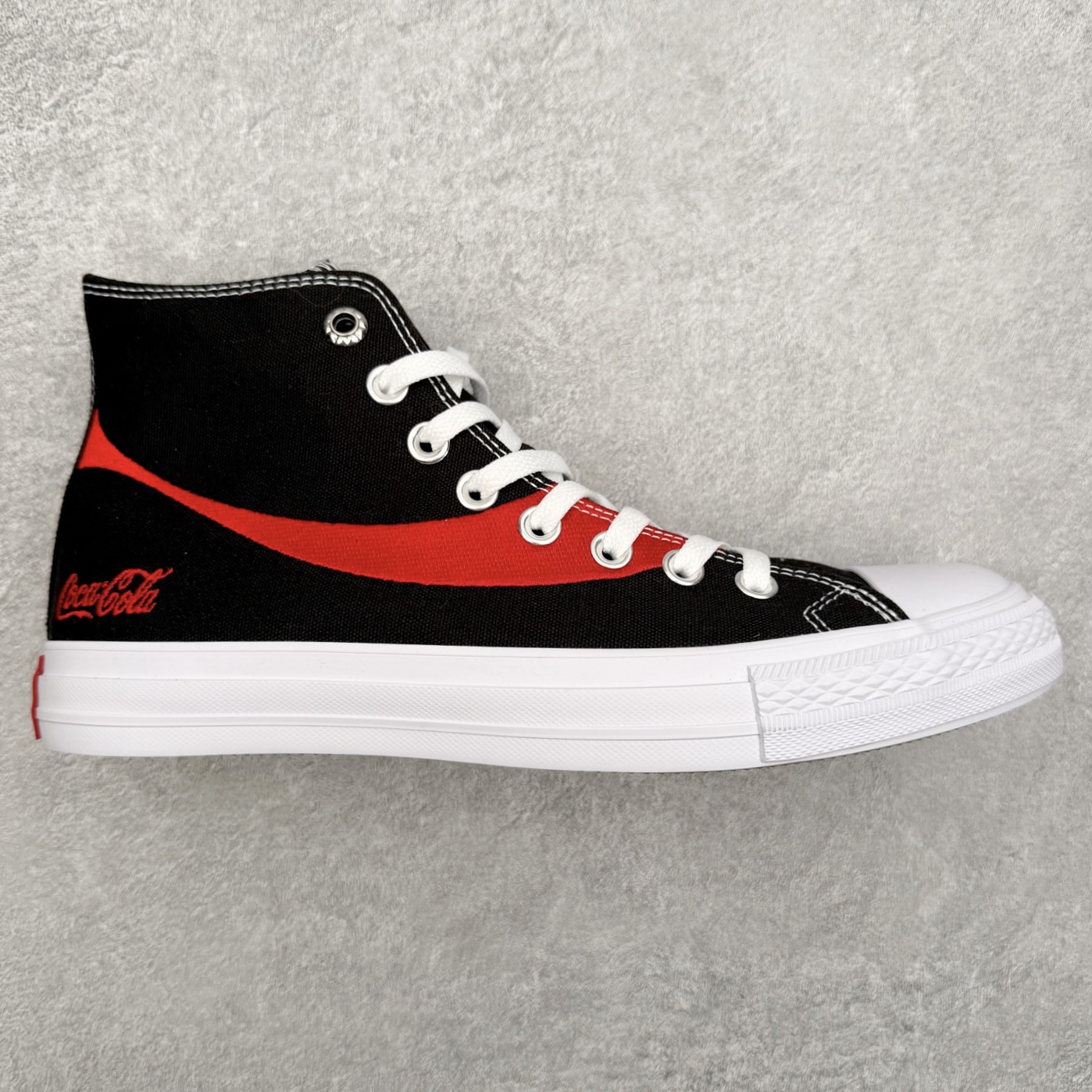 Converse x Coca-Cola 匡威可口可乐全新联名 此番第二波联名单品与第一波Chuck 70相比将鞋面的皮革换成了帆布材质，鞋面依旧保留了可口可乐招牌的红色线条刺绣，后跟也有可口可乐的联名标识刺绣，有趣的是在鞋带孔的部分使用了特殊的造型，致敬了玻璃瓶可口可乐的瓶盖，联名细节满满，融合经典与复古，诠释不灭的“汽水潮流”传奇！ 货号：A18435C黑色 货号：A18434C白色 尺码：35 36 36.5 37 37.5 38 39 39.5 40 41 41.5 42 42.5 43 44-选品中心