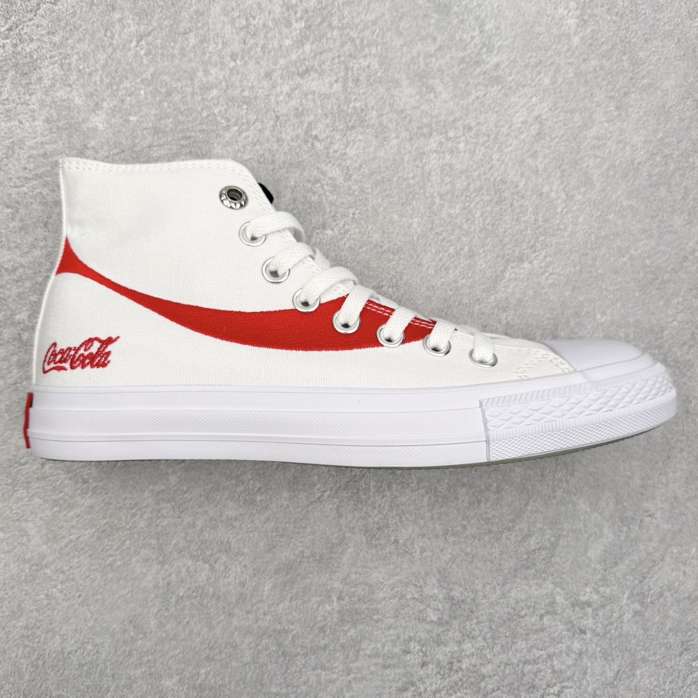 Converse x Coca-Cola 匡威可口可乐全新联名 此番第二波联名单品与第一波Chuck 70相比将鞋面的皮革换成了帆布材质，鞋面依旧保留了可口可乐招牌的红色线条刺绣，后跟也有可口可乐的联名标识刺绣，有趣的是在鞋带孔的部分使用了特殊的造型，致敬了玻璃瓶可口可乐的瓶盖，联名细节满满，融合经典与复古，诠释不灭的“汽水潮流”传奇！ 货号：A18435C黑色 货号：A18434C白色 尺码：35 36 36.5 37 37.5 38 39 39.5 40 41 41.5 42 42.5 43 44-选品中心