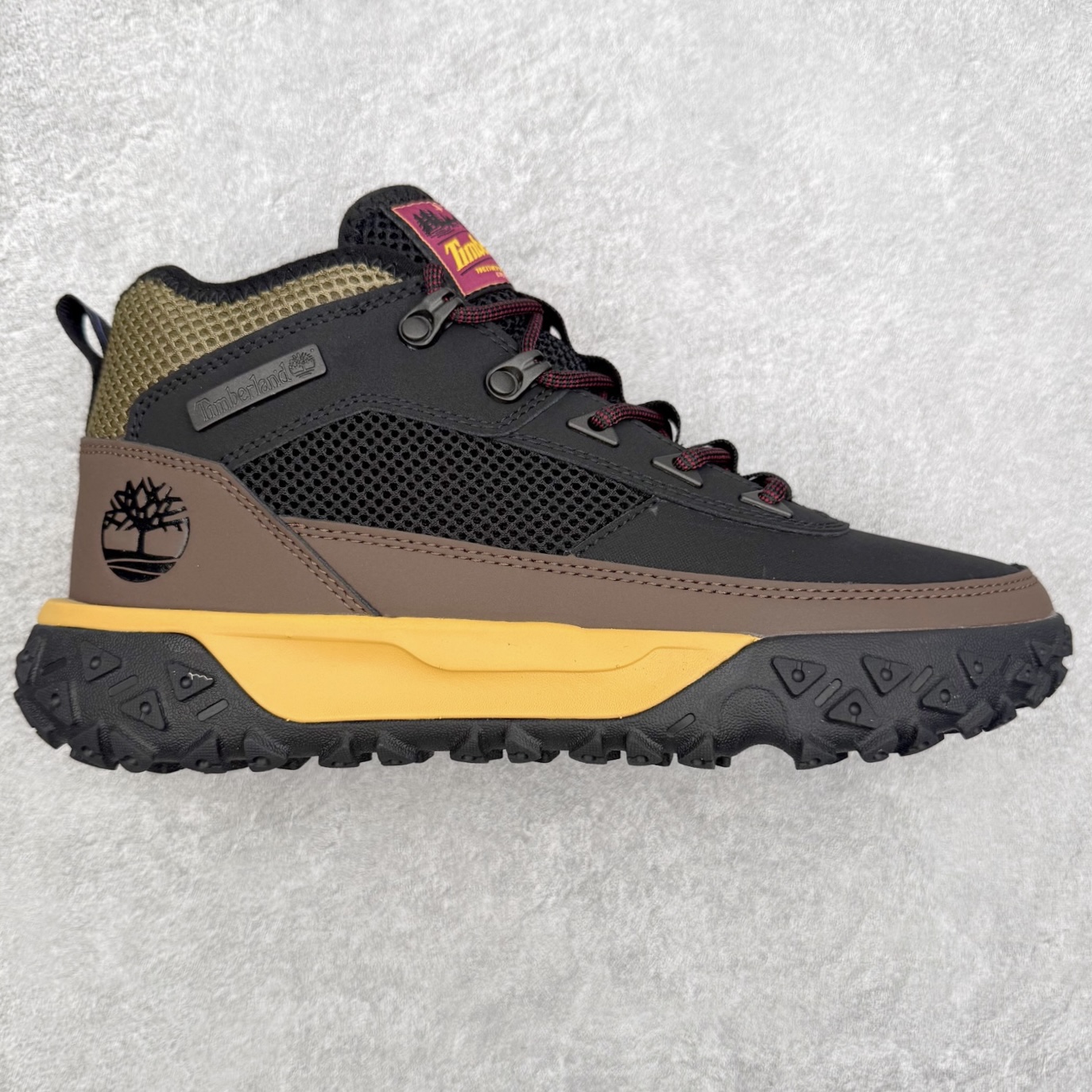 Timberland Greenstride Motion 6 添柏岚防滑耐磨低帮户外功能鞋 简约大方的造型设计，给人以随性休闲的时尚格调，穿着舒适轻便，运动灵活自如，满足日常个性穿搭。Timberland户外品牌最早成立于1918年的美国波士顿，它的成功故事就从第一双防水皮靴Yellow Boots开始。这双具备完全防水机能的靴子瞬间广受好评，他那独创又不失古典的款式，以及大胆使用黄色的崭新风格，吸引了广大消费者的目光。现今仍不改其原有风貌的这双黄靴，就是火遍全球的“大黄靴”。Timberland的高端工艺、实穿耐用等特点让他拥有绝对鞋界地位。尺码：40 41 41.5 42 43 43.5 44 44.5 45 45.5 46-选品中心