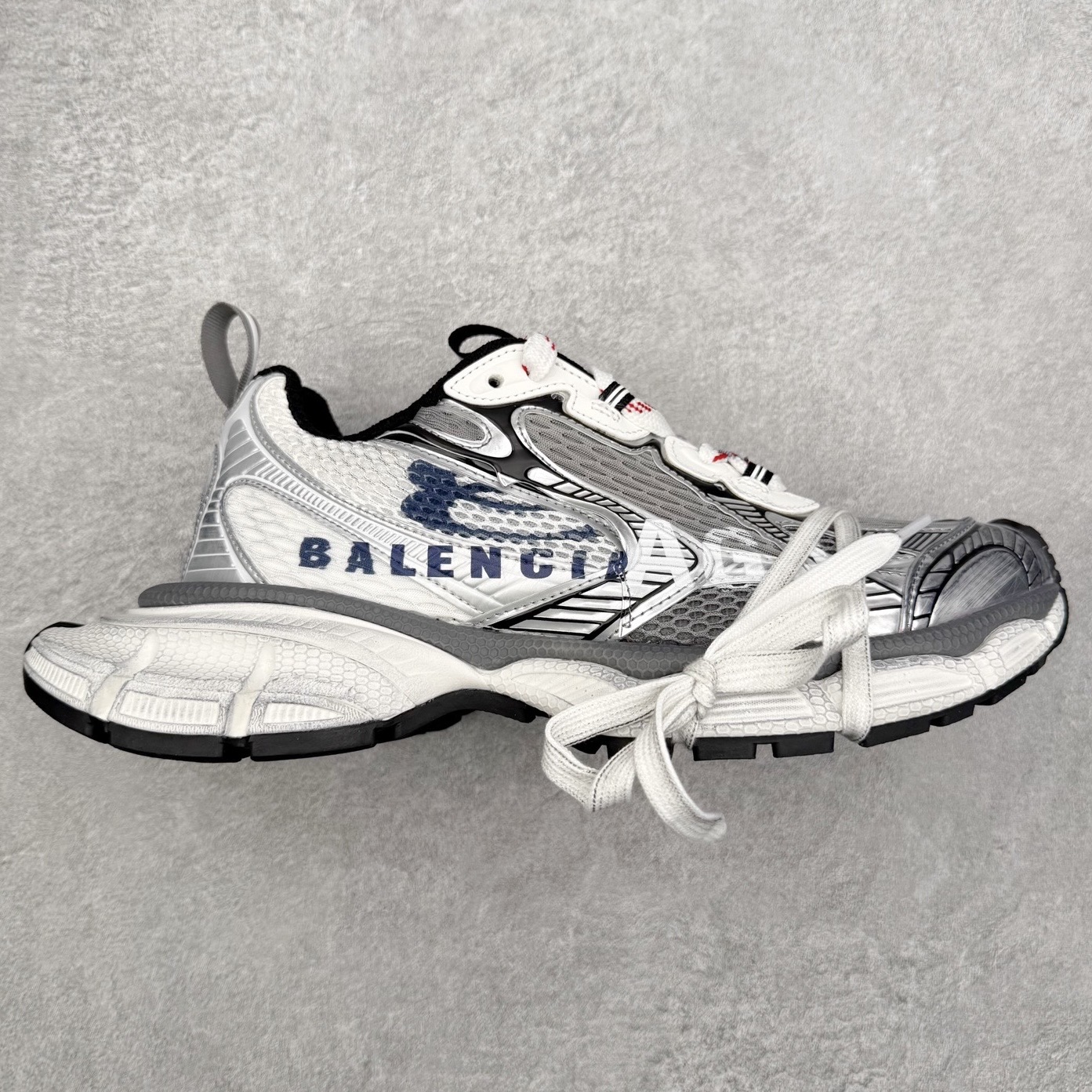 ＃VG零售版 BALENCIAGA 3XL Sneakers 巴黎世家十代网布系带低帮走秀复古老爹鞋 全套原纸板楦头开发 最原汁原味的灵魂版型 全鞋荧光划线卡点 胶水把控整洁度追求极致完美 每一双都是工艺品 多重QC质检 超越公司货的品控标准 实实在在的免检产品 原盒原配 正确字体电绣 粗细、位置、大小正确 侧边TPU 透气孔匹配意产原版 正确分离大底 TPU软底 原版一致大底LOGO 立体感十足 原厂皮料水洗做旧 采购原厂网纱 不含皮革 网布材料和聚氨酯 磨损效果 鞋头边缘和后帮 Balenciaga 徽标 鞋面和后跟凸印尺码 鞋舌 3XL 橡胶品牌标识和反光细节 鞋帮拉袢和鞋舌拉祥 配反光细节 备用鞋带在鞋履前侧 可在穿着前取下 便于不同造型搭配 正常尺码 尺码：35 36 37 38 39 40 41 42 43 44 45 46-选品中心