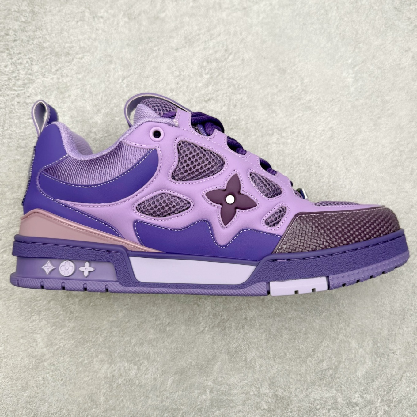 Louis Vuitton Trainer lv时装走秀运动鞋 完美鞋型超高的清洁度 零毛边线头瑕疵 全套原楦原纸版原鞋开模 全网最具灵魂的版型 正确原装黄色鞋盒 正确中底印花 鞋面印花3D高频深度立体 全鞋电脑针车 紧密相连 针距密度一致 环保乳胶注塑鞋垫 厚度脚感还原原版 皮面裁剪部位 统一油边封口工艺 原装橡胶大底含胶量大底组合零偏差 专柜全套包装 防尘袋 说明书 质保卡 男女鞋 尺码：35 36 37 38 39 40 41 42 43 44 45-选品中心