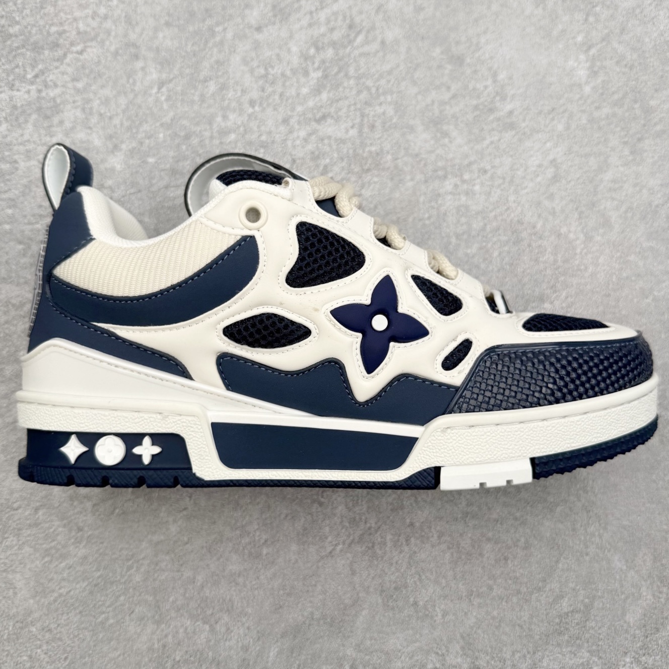 Louis Vuitton Trainer lv时装走秀运动鞋 完美鞋型超高的清洁度 零毛边线头瑕疵 全套原楦原纸版原鞋开模 全网最具灵魂的版型 正确原装黄色鞋盒 正确中底印花 鞋面印花3D高频深度立体 全鞋电脑针车 紧密相连 针距密度一致 环保乳胶注塑鞋垫 厚度脚感还原原版 皮面裁剪部位 统一油边封口工艺 原装橡胶大底含胶量大底组合零偏差 专柜全套包装 防尘袋 说明书 质保卡 男女鞋 尺码：35 36 37 38 39 40 41 42 43 44 45-选品中心