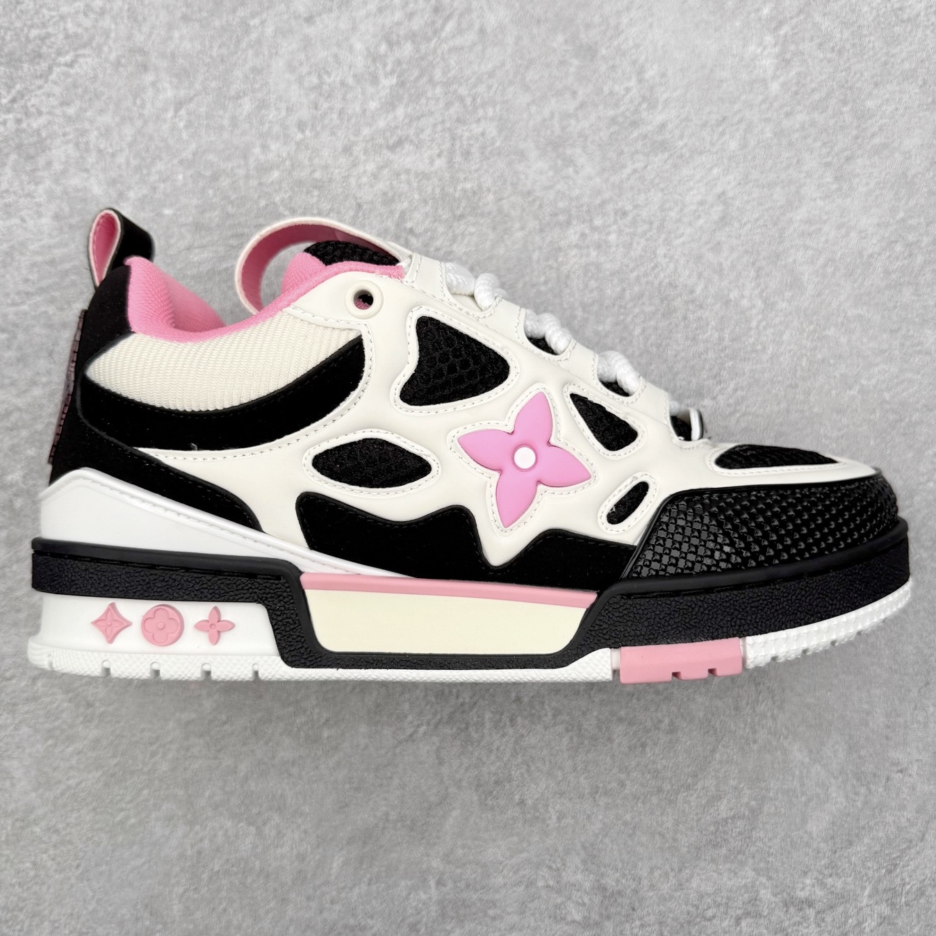 Louis Vuitton Trainer lv时装走秀运动鞋 完美鞋型超高的清洁度 零毛边线头瑕疵 全套原楦原纸版原鞋开模 全网最具灵魂的版型 正确原装黄色鞋盒 正确中底印花 鞋面印花3D高频深度立体 全鞋电脑针车 紧密相连 针距密度一致 环保乳胶注塑鞋垫 厚度脚感还原原版 皮面裁剪部位 统一油边封口工艺 原装橡胶大底含胶量大底组合零偏差 专柜全套包装 防尘袋 说明书 质保卡 男女鞋 尺码：35 36 37 38 39 40 41 42 43 44 45-选品中心