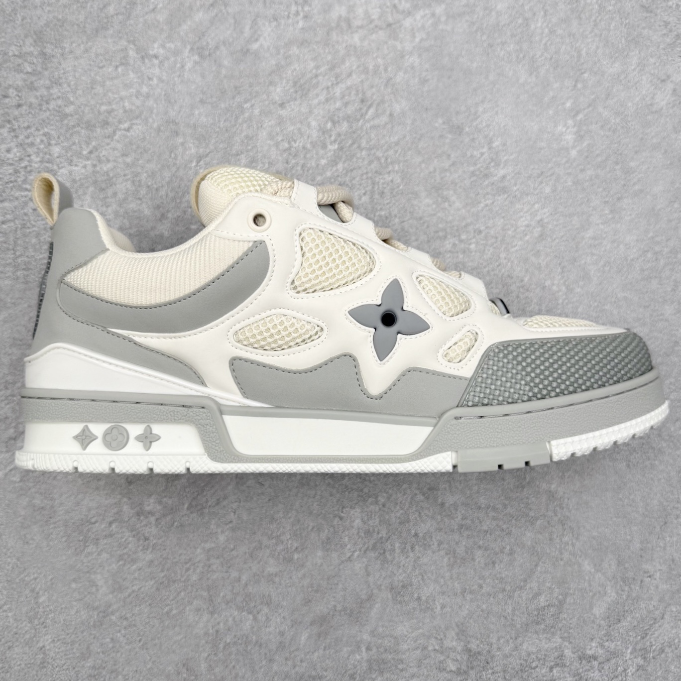 Louis Vuitton Trainer lv时装走秀运动鞋 完美鞋型超高的清洁度 零毛边线头瑕疵 全套原楦原纸版原鞋开模 全网最具灵魂的版型 正确原装黄色鞋盒 正确中底印花 鞋面印花3D高频深度立体 全鞋电脑针车 紧密相连 针距密度一致 环保乳胶注塑鞋垫 厚度脚感还原原版 皮面裁剪部位 统一油边封口工艺 原装橡胶大底含胶量大底组合零偏差 专柜全套包装 防尘袋 说明书 质保卡 男女鞋 尺码：35 36 37 38 39 40 41 42 43 44 45-选品中心