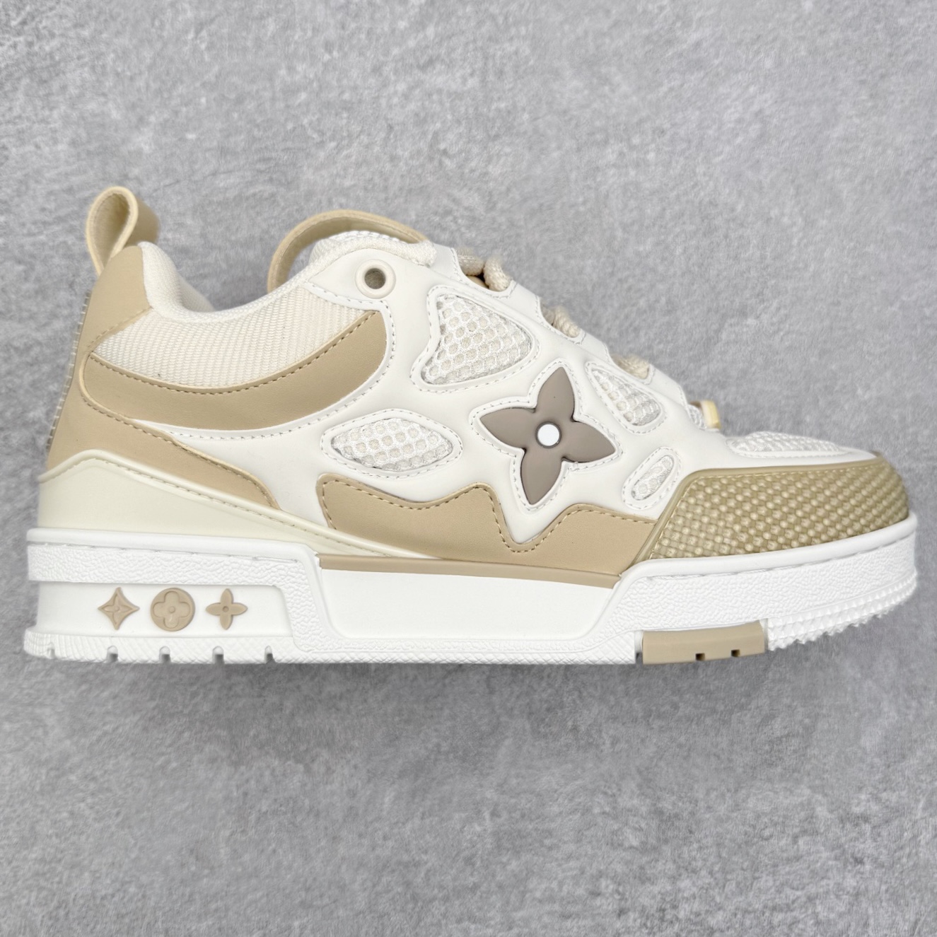 Louis Vuitton Trainer lv时装走秀运动鞋 完美鞋型超高的清洁度 零毛边线头瑕疵 全套原楦原纸版原鞋开模 全网最具灵魂的版型 正确原装黄色鞋盒 正确中底印花 鞋面印花3D高频深度立体 全鞋电脑针车 紧密相连 针距密度一致 环保乳胶注塑鞋垫 厚度脚感还原原版 皮面裁剪部位 统一油边封口工艺 原装橡胶大底含胶量大底组合零偏差 专柜全套包装 防尘袋 说明书 质保卡 男女鞋 尺码：35 36 37 38 39 40 41 42 43 44 45-选品中心