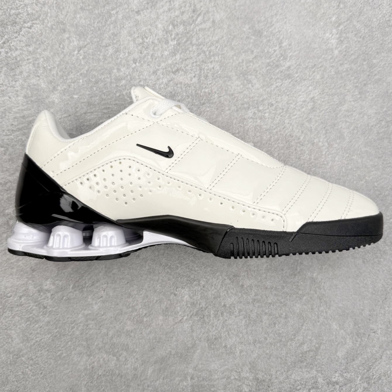 NK Total 90 Shox Secutor Magia 百搭舒适 耐磨 足球鞋 实拍调校N版已经零色差零失真 百分百还原实物色彩所见即所得 不存在货不对板色差等低级问题 选购参考实物拍摄 不混卖不参货 只用心做好货严格选品 承诺混一赔十 尺码：36 36.5 37.5 38 38.5 39 40 40.5 41 42 42.5 43 44 44.5 45-选品中心