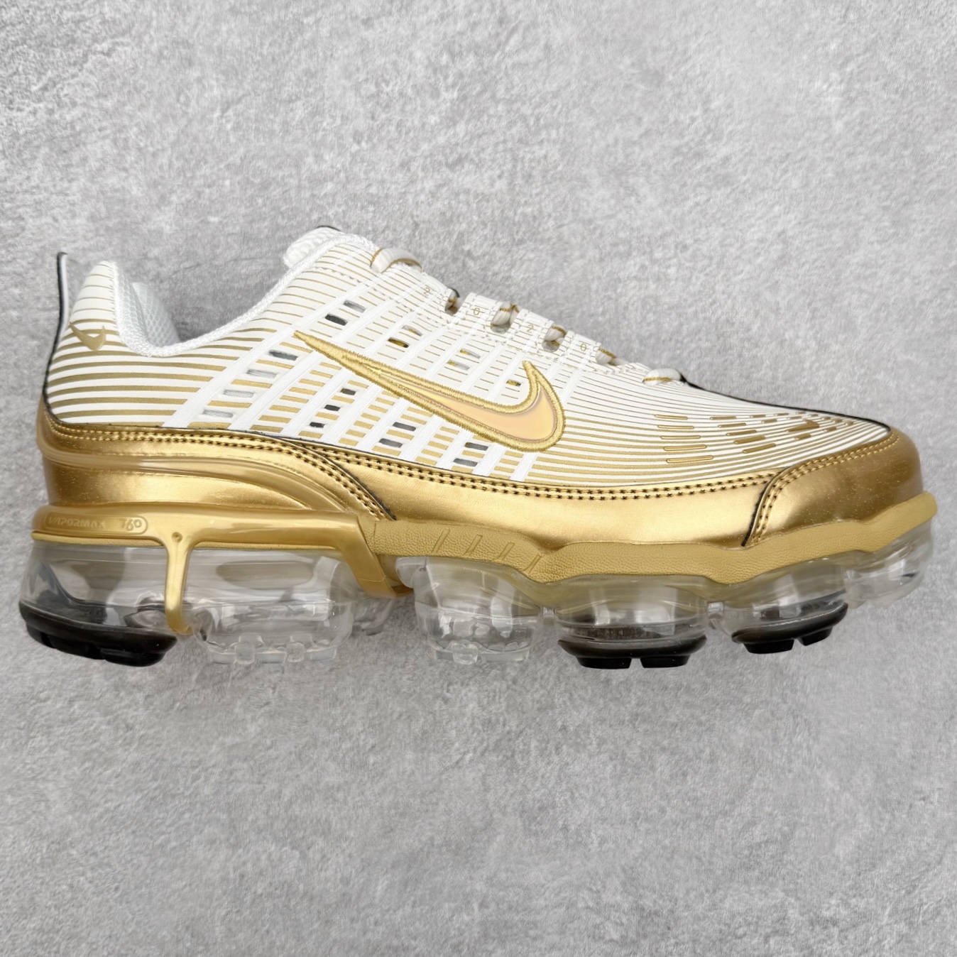 NK Vapormax 360 简约舒适织物低帮气垫休闲跑步鞋 CK9670-101 鞋面依旧延续经典设计，中底则加入了 VaporMax 气垫科技。值得一提的是气垫后跟处带有特殊的支架设计，致敬早期 Air Max 360气垫提高稳定性的后跟支架。实拍调校N版已经零色差零失真 百分百还原实物色彩所见即所得 不存在货不对板色差等低级问题 选购参考实物拍摄 不混卖不参货 只用心做好货严格选品 承诺混一赔十 尺码：36 36.5 37.5 38 38.5 39 40 40.5 41 42 42.5 43 44 44.5 45 46-选品中心