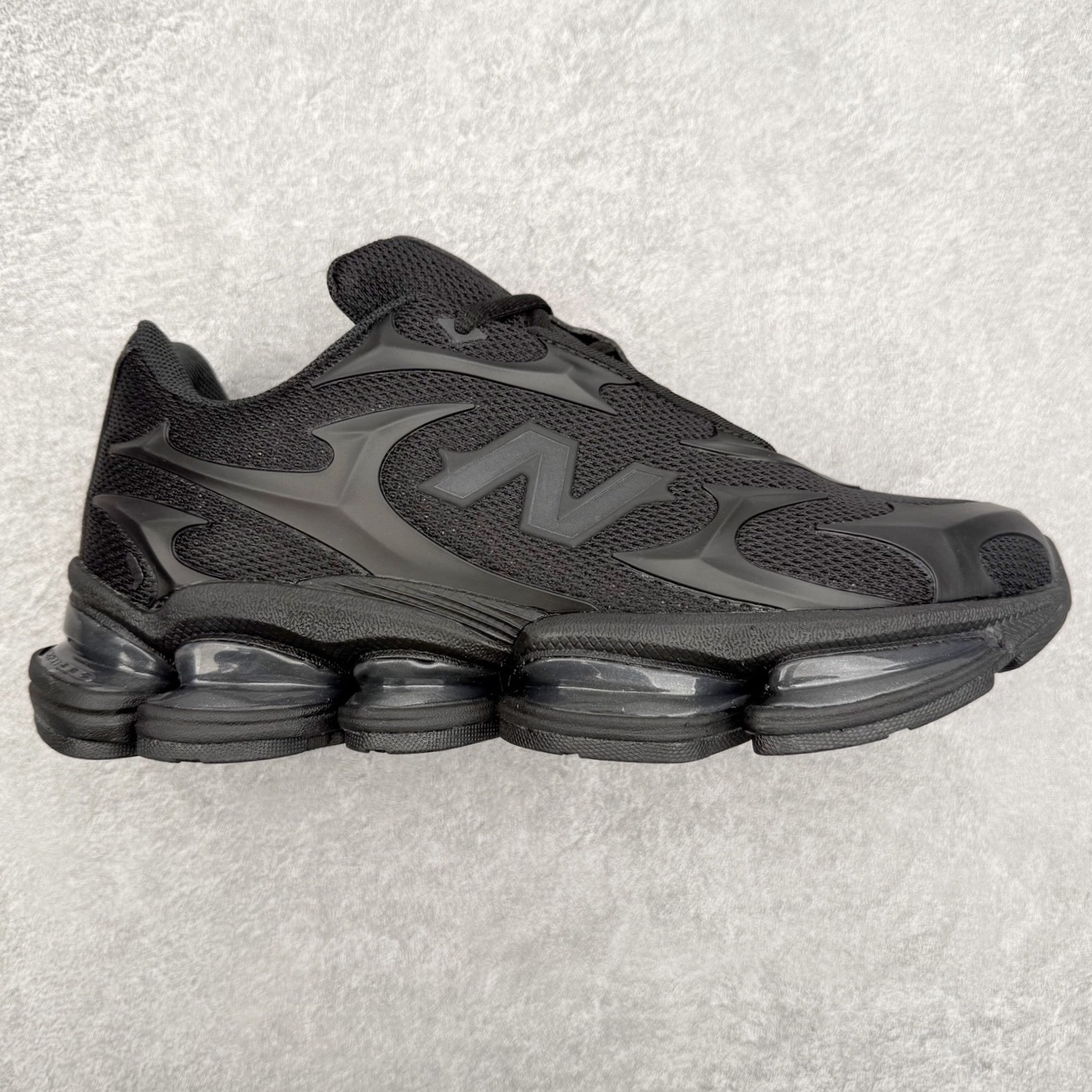 New Balance NB2000 舒适百搭防滑耐磨低帮 休闲跑步鞋 New Balance 在近两年的球鞋市场屡出奇招，在经典鞋型保持进一步增长的同时，推出的每一款新鞋型也都有傲人的战绩。在 327、9060 等鞋型获得成功之后，今天 New Balance 家族又迎来了新鲜血液的注入。这双 New Balance 2000 依然是融合了新旧元素的跑鞋造型，命名为 2000，或许是它的设计理念有着 Y2K 的血统。最大的亮点，在于这双鞋的中底。外侧以五个 ABZORB 单元，带来极具辨识度和冲击力的视觉效果，让这双鞋在外观和脚感方面都颇具吸引力。尺码：36 37 37.5 38 38.5 39 40 40.5 41 42 42.5 43 44 45 46-选品中心