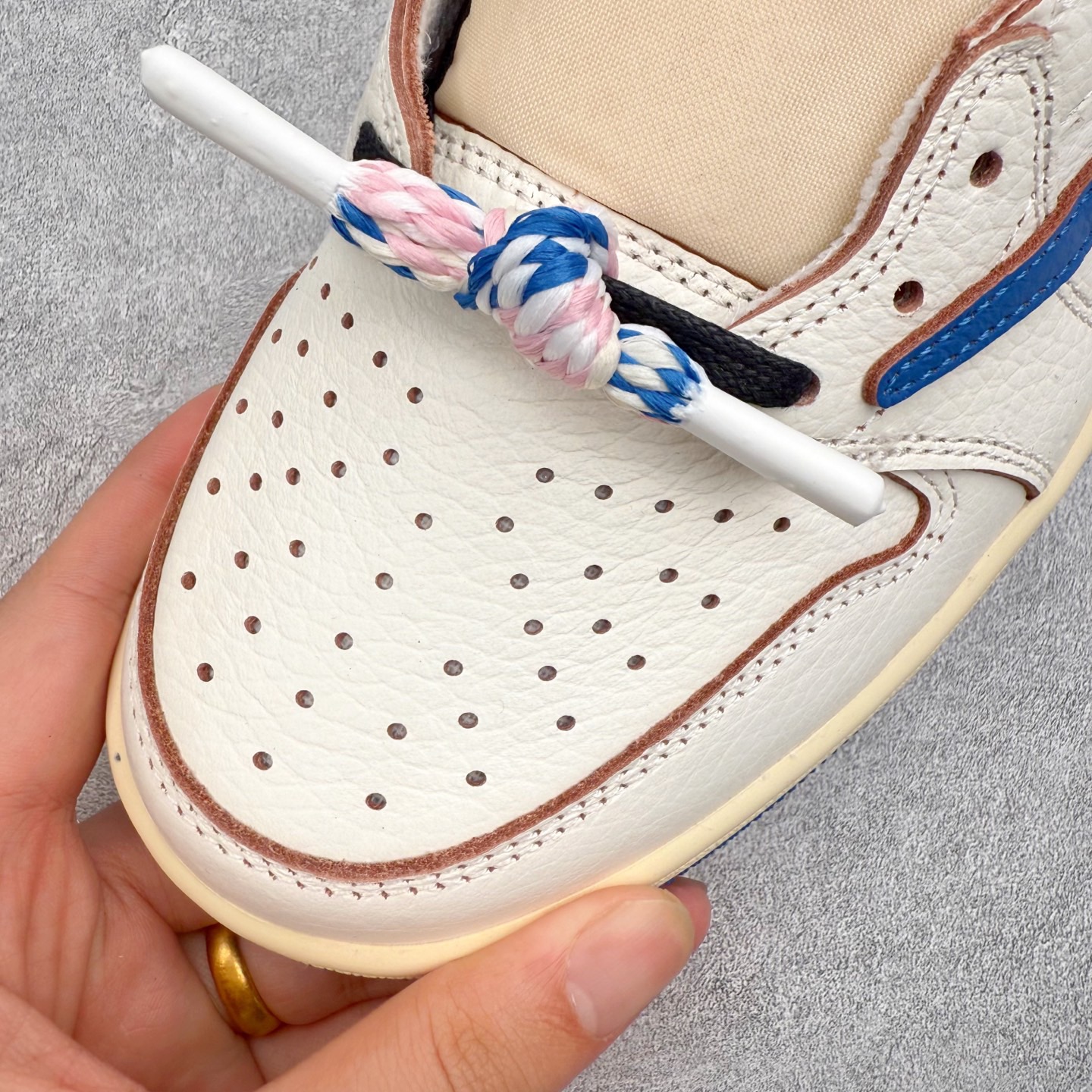 图片[10]-＃KZ神版莞产 Travis Scott x Air Jordan AJ1 Low OG SP TS联名倒钩低帮 白蓝 DM7688-104 全系列配色 外贸特供批次 新配色不断更新开发 市场中端王者 全套原纸板楦头开发 确保原汁原味 完美呈现一代版型 一比一鞋头弧度高度鞋身弧度 此版本只针对中端市场 细节品控鞋型随意秒杀市面同价位 鞋型完美 不臃肿别扭 头层皮料加持 用料绝不含糊 进口玻璃冲刀皮料裁剪零毛边 电脑针车工艺 超高鞋面清洁度 最高QC检验标准 控制溢胶瑕疵 原盒原配 飞翼3D高频深度立体 工艺方面大到整体鞋型 漏斗收腰 底线拉帮 LOGO立体程度 小到针眼排布 载片对称 冲孔效果 鞋标规范 鞋垫背胶等等 无一不是口碑收割 每双都是一个回头客 尺码：36 36.5 37.5 38 38.5 39 40 40.5 41 42 42.5 43 44 44.5 45 46 47.5-选品中心