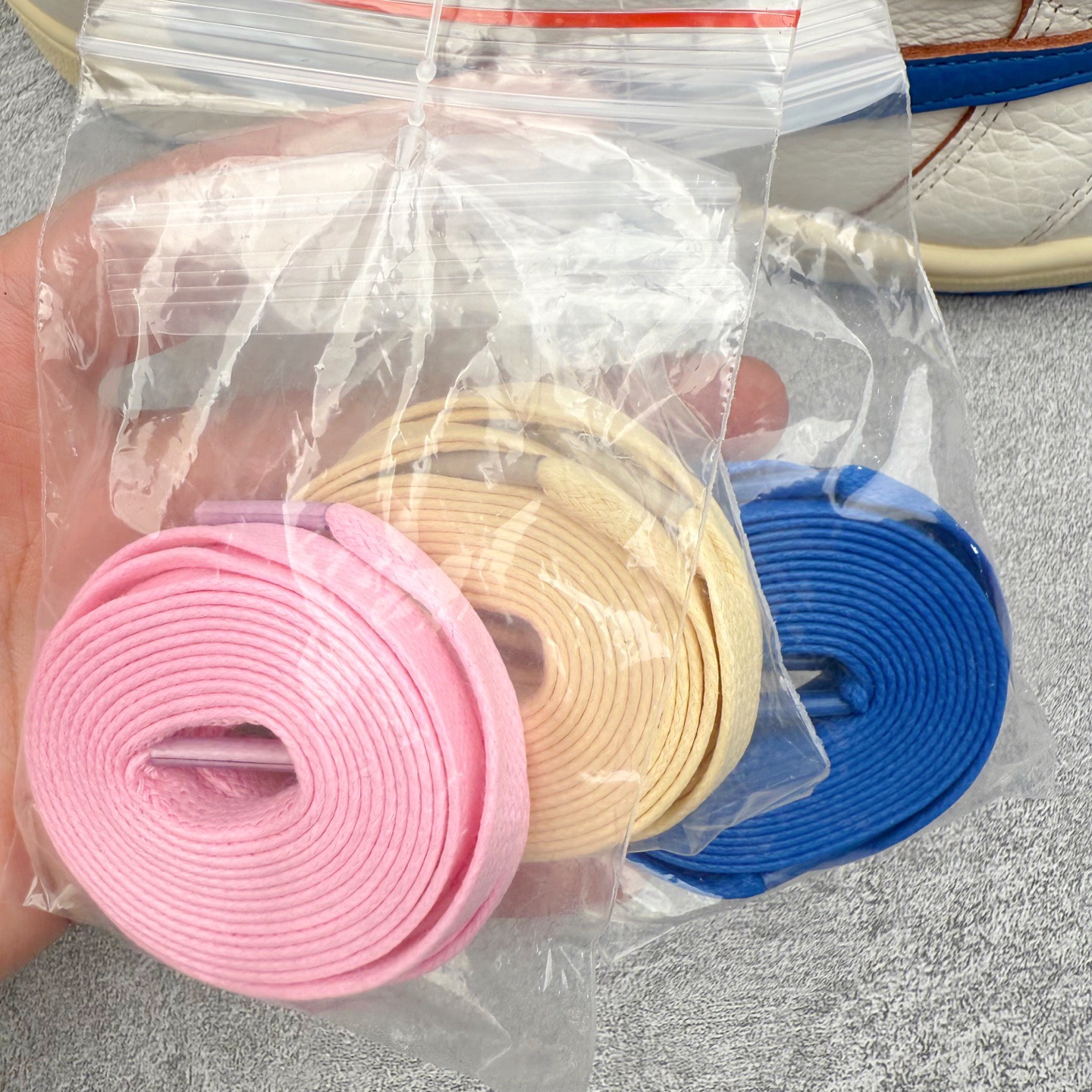 图片[17]-＃KZ神版莞产 Travis Scott x Air Jordan AJ1 Low OG SP TS联名倒钩低帮 白蓝 DM7688-104 全系列配色 外贸特供批次 新配色不断更新开发 市场中端王者 全套原纸板楦头开发 确保原汁原味 完美呈现一代版型 一比一鞋头弧度高度鞋身弧度 此版本只针对中端市场 细节品控鞋型随意秒杀市面同价位 鞋型完美 不臃肿别扭 头层皮料加持 用料绝不含糊 进口玻璃冲刀皮料裁剪零毛边 电脑针车工艺 超高鞋面清洁度 最高QC检验标准 控制溢胶瑕疵 原盒原配 飞翼3D高频深度立体 工艺方面大到整体鞋型 漏斗收腰 底线拉帮 LOGO立体程度 小到针眼排布 载片对称 冲孔效果 鞋标规范 鞋垫背胶等等 无一不是口碑收割 每双都是一个回头客 尺码：36 36.5 37.5 38 38.5 39 40 40.5 41 42 42.5 43 44 44.5 45 46 47.5-选品中心