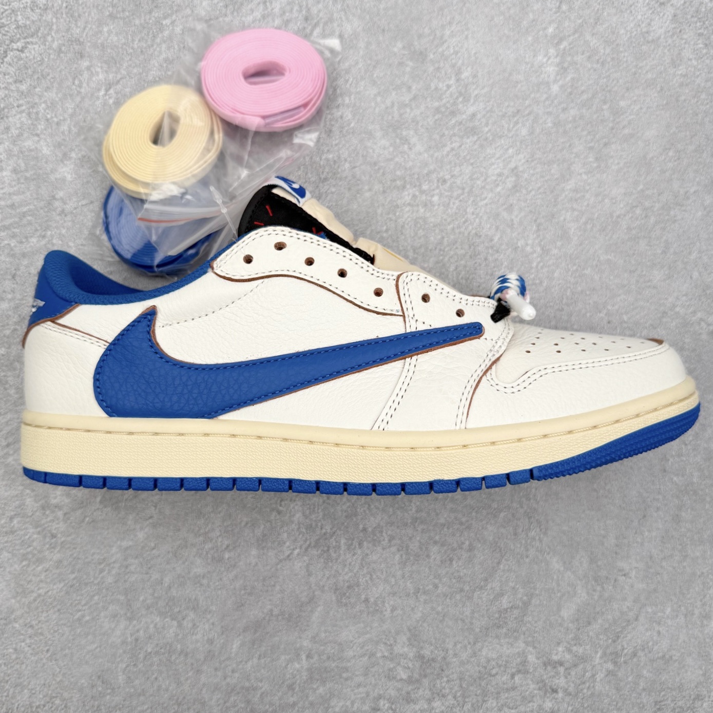 ＃KZ神版莞产 Travis Scott x Air Jordan AJ1 Low OG SP TS联名倒钩低帮 白蓝 DM7688-104 全系列配色 外贸特供批次 新配色不断更新开发 市场中端王者 全套原纸板楦头开发 确保原汁原味 完美呈现一代版型 一比一鞋头弧度高度鞋身弧度 此版本只针对中端市场 细节品控鞋型随意秒杀市面同价位 鞋型完美 不臃肿别扭 头层皮料加持 用料绝不含糊 进口玻璃冲刀皮料裁剪零毛边 电脑针车工艺 超高鞋面清洁度 最高QC检验标准 控制溢胶瑕疵 原盒原配 飞翼3D高频深度立体 工艺方面大到整体鞋型 漏斗收腰 底线拉帮 LOGO立体程度 小到针眼排布 载片对称 冲孔效果 鞋标规范 鞋垫背胶等等 无一不是口碑收割 每双都是一个回头客 尺码：36 36.5 37.5 38 38.5 39 40 40.5 41 42 42.5 43 44 44.5 45 46 47.5-选品中心