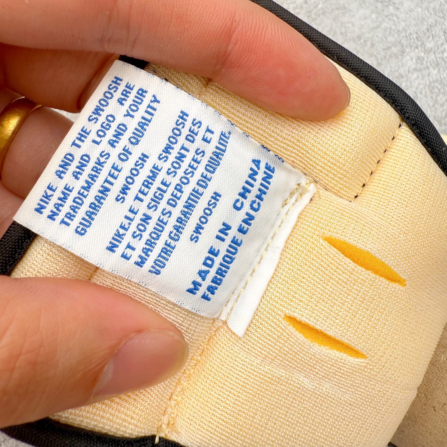 图片[13]-＃KZ神版莞产 Travis Scott x Air Jordan AJ1 Low OG SP TS联名倒钩低帮 白蓝 DM7688-104 全系列配色 外贸特供批次 新配色不断更新开发 市场中端王者 全套原纸板楦头开发 确保原汁原味 完美呈现一代版型 一比一鞋头弧度高度鞋身弧度 此版本只针对中端市场 细节品控鞋型随意秒杀市面同价位 鞋型完美 不臃肿别扭 头层皮料加持 用料绝不含糊 进口玻璃冲刀皮料裁剪零毛边 电脑针车工艺 超高鞋面清洁度 最高QC检验标准 控制溢胶瑕疵 原盒原配 飞翼3D高频深度立体 工艺方面大到整体鞋型 漏斗收腰 底线拉帮 LOGO立体程度 小到针眼排布 载片对称 冲孔效果 鞋标规范 鞋垫背胶等等 无一不是口碑收割 每双都是一个回头客 尺码：36 36.5 37.5 38 38.5 39 40 40.5 41 42 42.5 43 44 44.5 45 46 47.5-选品中心