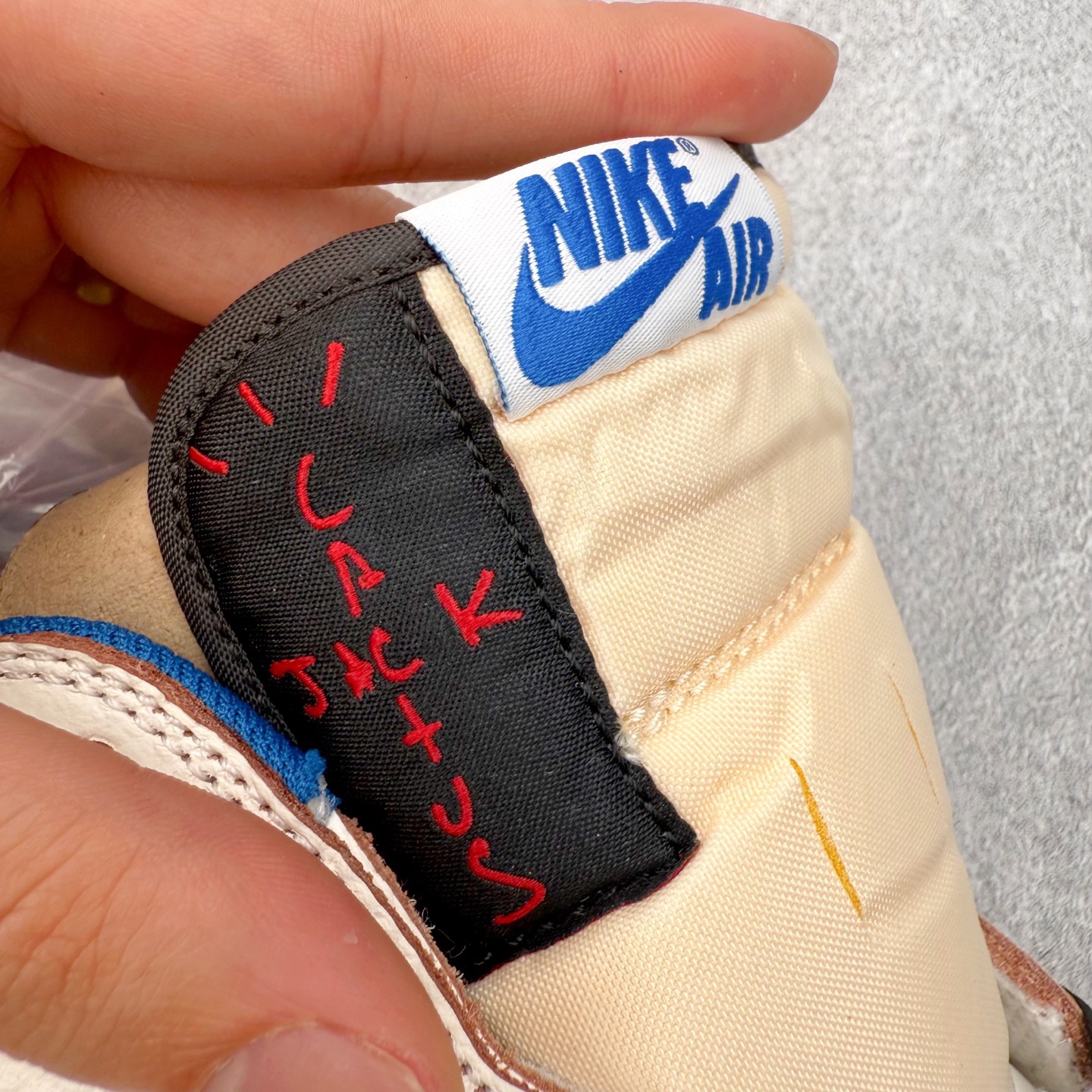 图片[11]-＃KZ神版莞产 Travis Scott x Air Jordan AJ1 Low OG SP TS联名倒钩低帮 白蓝 DM7688-104 全系列配色 外贸特供批次 新配色不断更新开发 市场中端王者 全套原纸板楦头开发 确保原汁原味 完美呈现一代版型 一比一鞋头弧度高度鞋身弧度 此版本只针对中端市场 细节品控鞋型随意秒杀市面同价位 鞋型完美 不臃肿别扭 头层皮料加持 用料绝不含糊 进口玻璃冲刀皮料裁剪零毛边 电脑针车工艺 超高鞋面清洁度 最高QC检验标准 控制溢胶瑕疵 原盒原配 飞翼3D高频深度立体 工艺方面大到整体鞋型 漏斗收腰 底线拉帮 LOGO立体程度 小到针眼排布 载片对称 冲孔效果 鞋标规范 鞋垫背胶等等 无一不是口碑收割 每双都是一个回头客 尺码：36 36.5 37.5 38 38.5 39 40 40.5 41 42 42.5 43 44 44.5 45 46 47.5-选品中心