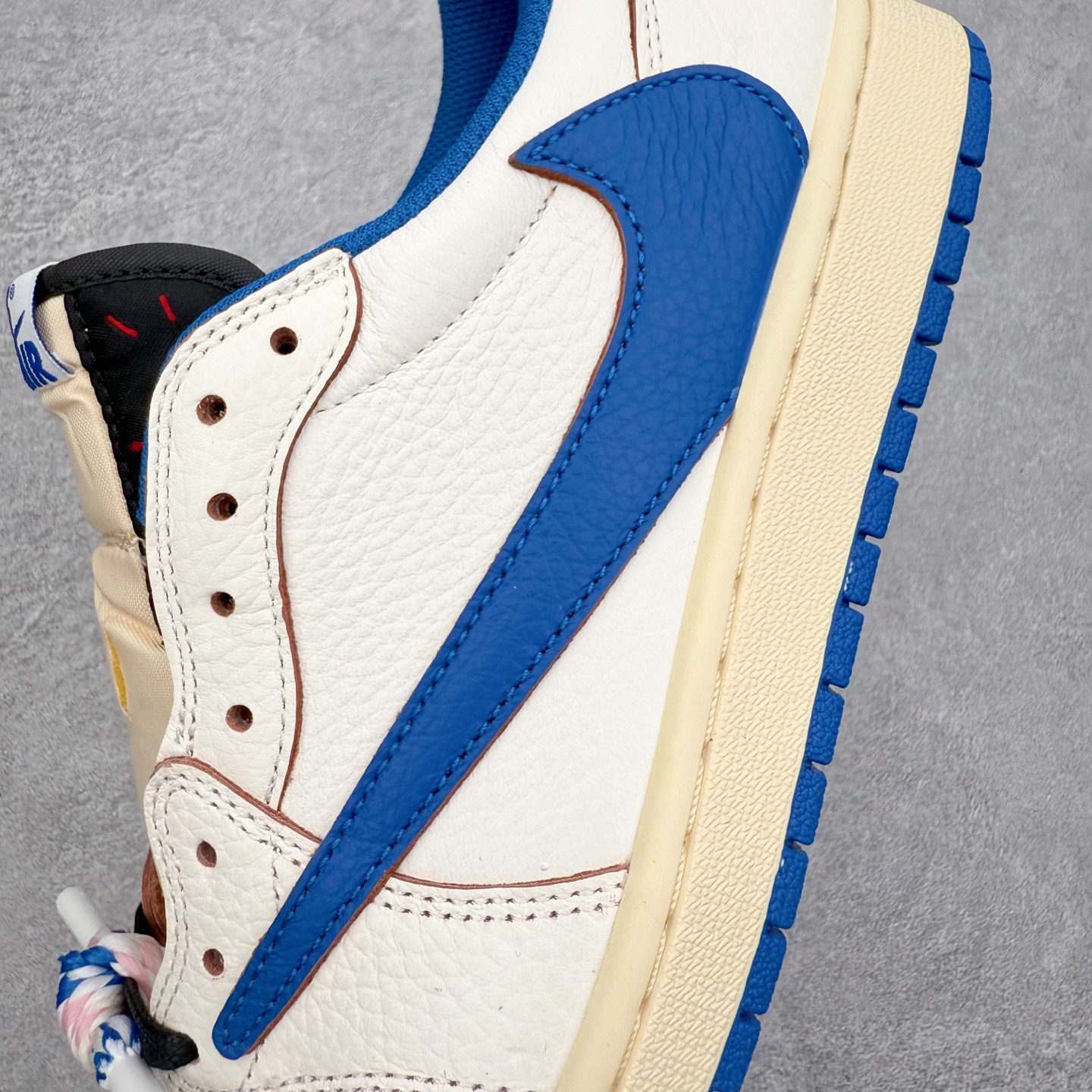 图片[12]-＃KZ神版莞产 Travis Scott x Air Jordan AJ1 Low OG SP TS联名倒钩低帮 白蓝 DM7688-104 全系列配色 外贸特供批次 新配色不断更新开发 市场中端王者 全套原纸板楦头开发 确保原汁原味 完美呈现一代版型 一比一鞋头弧度高度鞋身弧度 此版本只针对中端市场 细节品控鞋型随意秒杀市面同价位 鞋型完美 不臃肿别扭 头层皮料加持 用料绝不含糊 进口玻璃冲刀皮料裁剪零毛边 电脑针车工艺 超高鞋面清洁度 最高QC检验标准 控制溢胶瑕疵 原盒原配 飞翼3D高频深度立体 工艺方面大到整体鞋型 漏斗收腰 底线拉帮 LOGO立体程度 小到针眼排布 载片对称 冲孔效果 鞋标规范 鞋垫背胶等等 无一不是口碑收割 每双都是一个回头客 尺码：36 36.5 37.5 38 38.5 39 40 40.5 41 42 42.5 43 44 44.5 45 46 47.5-选品中心