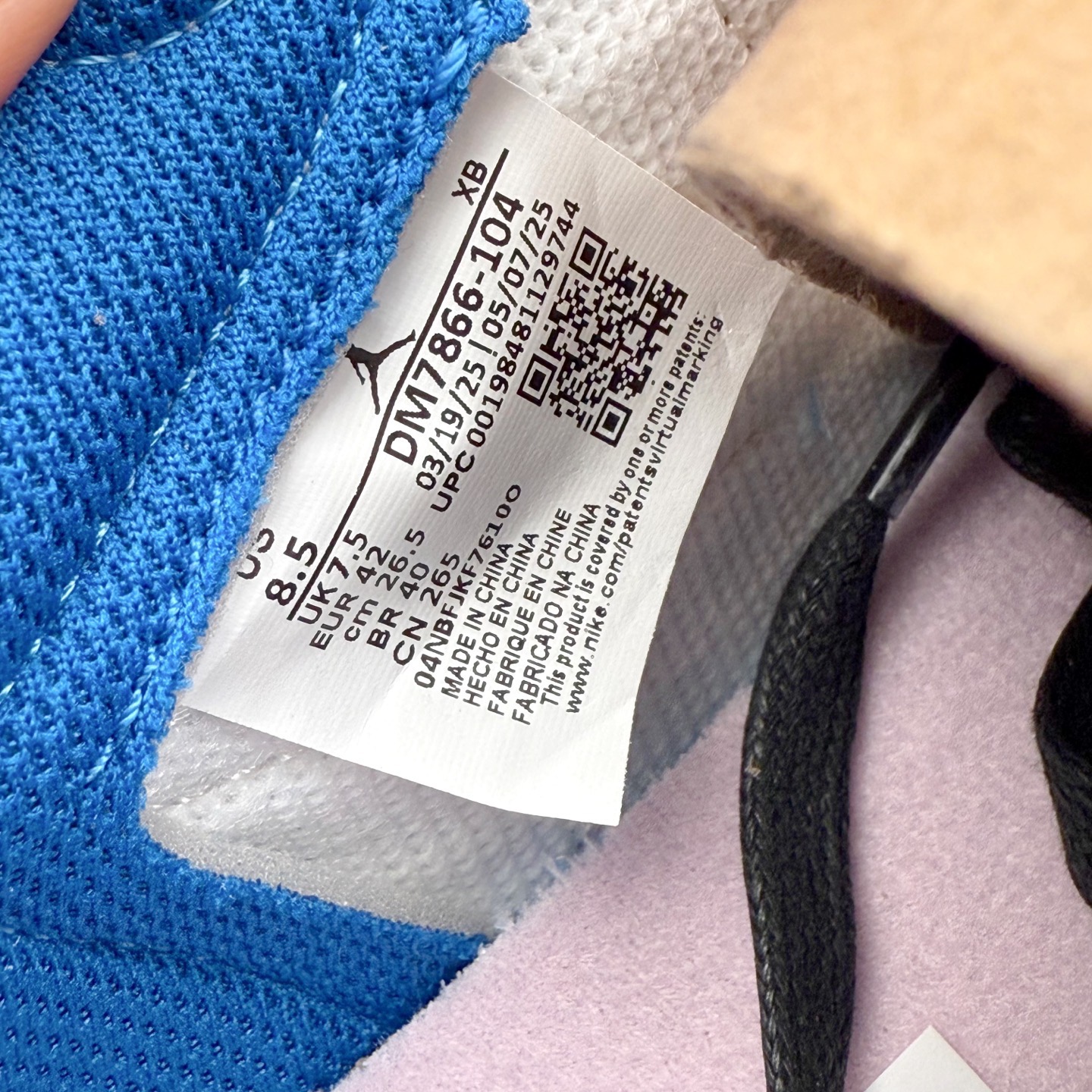 图片[14]-＃KZ神版莞产 Travis Scott x Air Jordan AJ1 Low OG SP TS联名倒钩低帮 白蓝 DM7688-104 全系列配色 外贸特供批次 新配色不断更新开发 市场中端王者 全套原纸板楦头开发 确保原汁原味 完美呈现一代版型 一比一鞋头弧度高度鞋身弧度 此版本只针对中端市场 细节品控鞋型随意秒杀市面同价位 鞋型完美 不臃肿别扭 头层皮料加持 用料绝不含糊 进口玻璃冲刀皮料裁剪零毛边 电脑针车工艺 超高鞋面清洁度 最高QC检验标准 控制溢胶瑕疵 原盒原配 飞翼3D高频深度立体 工艺方面大到整体鞋型 漏斗收腰 底线拉帮 LOGO立体程度 小到针眼排布 载片对称 冲孔效果 鞋标规范 鞋垫背胶等等 无一不是口碑收割 每双都是一个回头客 尺码：36 36.5 37.5 38 38.5 39 40 40.5 41 42 42.5 43 44 44.5 45 46 47.5-选品中心