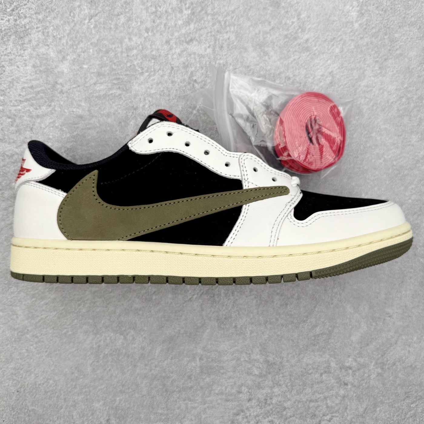 ＃KZ神版莞产 Travis Scott x Air Jordan AJ1 Low OG SP TS联名白黑绿倒钩低帮 DZ4137-106 全系列配色 外贸特供批次 新配色不断更新开发 市场中端王者 全套原纸板楦头开发 确保原汁原味 完美呈现一代版型 一比一鞋头弧度高度鞋身弧度 此版本只针对中端市场 细节品控鞋型随意秒杀市面同价位 鞋型完美 不臃肿别扭 头层皮料加持 用料绝不含糊 进口玻璃冲刀皮料裁剪零毛边 电脑针车工艺 超高鞋面清洁度 最高QC检验标准 控制溢胶瑕疵 原盒原配 飞翼3D高频深度立体 工艺方面大到整体鞋型 漏斗收腰 底线拉帮 LOGO立体程度 小到针眼排布 载片对称 冲孔效果 鞋标规范 鞋垫背胶等等 无一不是口碑收割 每双都是一个回头客 尺码：36 36.5 37.5 38 38.5 39 40 40.5 41 42 42.5 43 44 44.5 45 46 47.5-选品中心