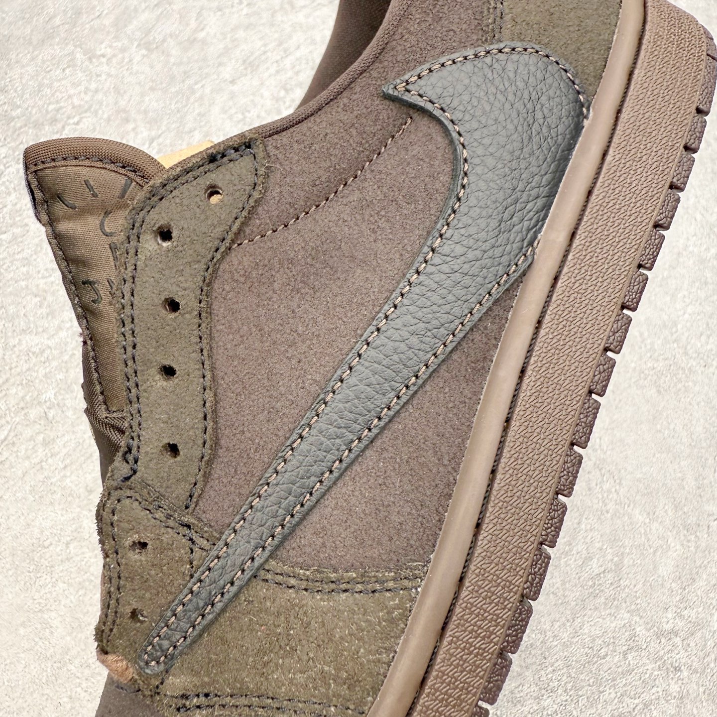 图片[12]-＃KZ神版莞产 Travis Scott x Air Jordan AJ1 Low OG SP TS联名 黑棕倒钩低帮 DM7866-202 全系列配色 外贸特供批次 新配色不断更新开发 市场中端王者 全套原纸板楦头开发 确保原汁原味 完美呈现一代版型 一比一鞋头弧度高度鞋身弧度 此版本只针对中端市场 细节品控鞋型随意秒杀市面同价位 鞋型完美 不臃肿别扭 头层皮料加持 用料绝不含糊 进口玻璃冲刀皮料裁剪零毛边 电脑针车工艺 超高鞋面清洁度 最高QC检验标准 控制溢胶瑕疵 原盒原配 飞翼3D高频深度立体 工艺方面大到整体鞋型 漏斗收腰 底线拉帮 LOGO立体程度 小到针眼排布 载片对称 冲孔效果 鞋标规范 鞋垫背胶等等 无一不是口碑收割 每双都是一个回头客 尺码：36 36.5 37.5 38 38.5 39 40 40.5 41 42 42.5 43 44 44.5 45 46 47.5-选品中心