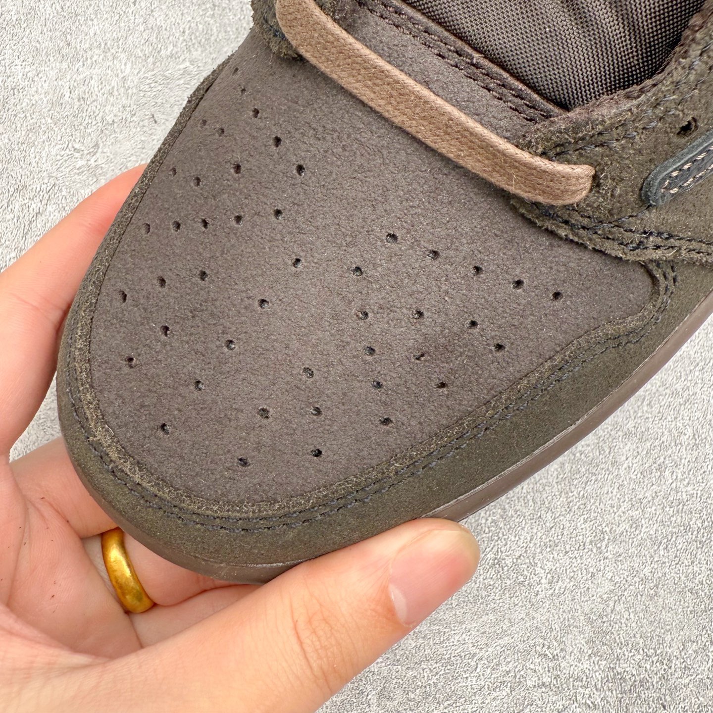 图片[10]-＃KZ神版莞产 Travis Scott x Air Jordan AJ1 Low OG SP TS联名 黑棕倒钩低帮 DM7866-202 全系列配色 外贸特供批次 新配色不断更新开发 市场中端王者 全套原纸板楦头开发 确保原汁原味 完美呈现一代版型 一比一鞋头弧度高度鞋身弧度 此版本只针对中端市场 细节品控鞋型随意秒杀市面同价位 鞋型完美 不臃肿别扭 头层皮料加持 用料绝不含糊 进口玻璃冲刀皮料裁剪零毛边 电脑针车工艺 超高鞋面清洁度 最高QC检验标准 控制溢胶瑕疵 原盒原配 飞翼3D高频深度立体 工艺方面大到整体鞋型 漏斗收腰 底线拉帮 LOGO立体程度 小到针眼排布 载片对称 冲孔效果 鞋标规范 鞋垫背胶等等 无一不是口碑收割 每双都是一个回头客 尺码：36 36.5 37.5 38 38.5 39 40 40.5 41 42 42.5 43 44 44.5 45 46 47.5-选品中心