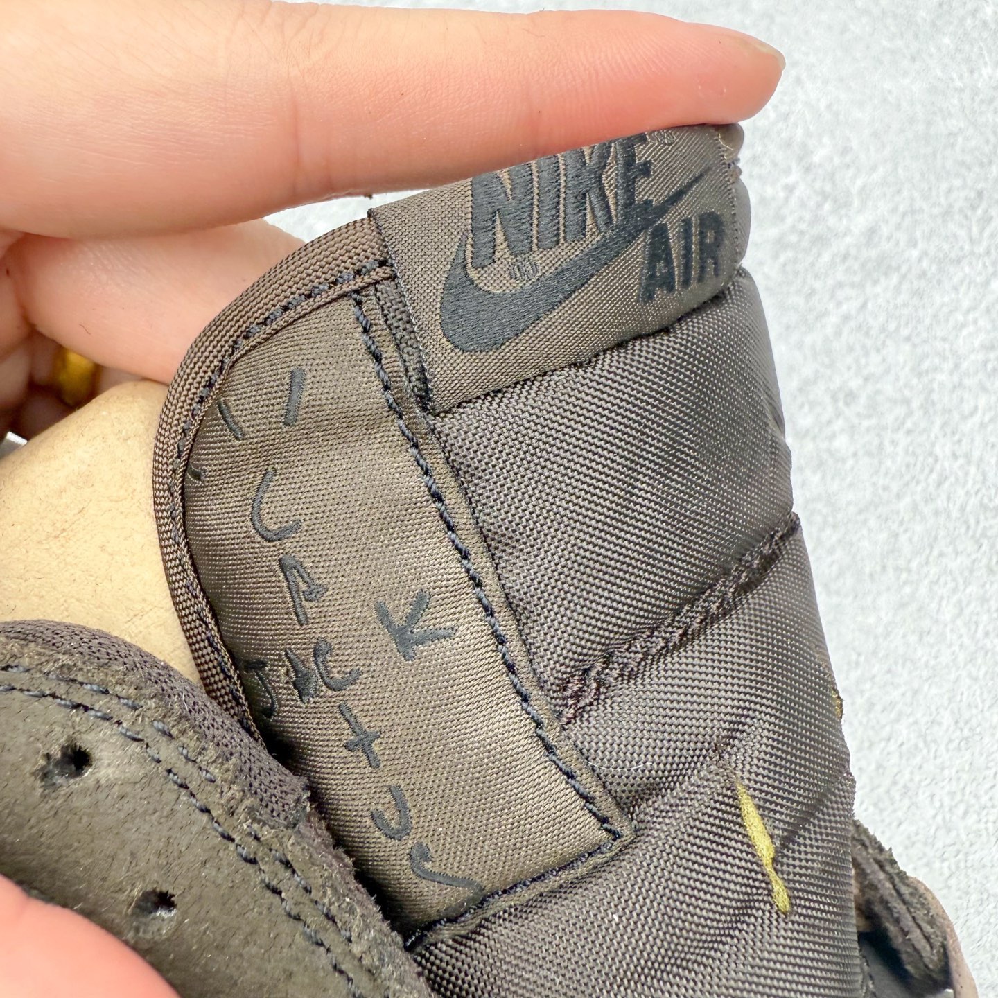 图片[11]-＃KZ神版莞产 Travis Scott x Air Jordan AJ1 Low OG SP TS联名 黑棕倒钩低帮 DM7866-202 全系列配色 外贸特供批次 新配色不断更新开发 市场中端王者 全套原纸板楦头开发 确保原汁原味 完美呈现一代版型 一比一鞋头弧度高度鞋身弧度 此版本只针对中端市场 细节品控鞋型随意秒杀市面同价位 鞋型完美 不臃肿别扭 头层皮料加持 用料绝不含糊 进口玻璃冲刀皮料裁剪零毛边 电脑针车工艺 超高鞋面清洁度 最高QC检验标准 控制溢胶瑕疵 原盒原配 飞翼3D高频深度立体 工艺方面大到整体鞋型 漏斗收腰 底线拉帮 LOGO立体程度 小到针眼排布 载片对称 冲孔效果 鞋标规范 鞋垫背胶等等 无一不是口碑收割 每双都是一个回头客 尺码：36 36.5 37.5 38 38.5 39 40 40.5 41 42 42.5 43 44 44.5 45 46 47.5-选品中心