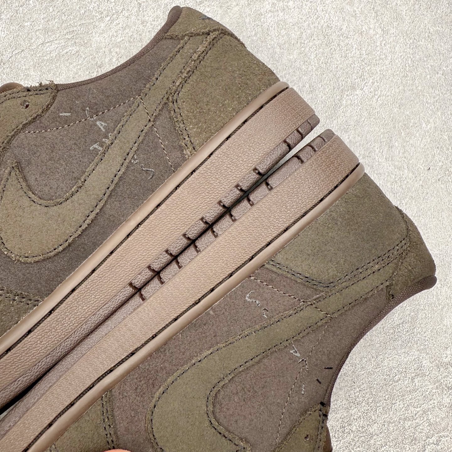 图片[14]-＃KZ神版莞产 Travis Scott x Air Jordan AJ1 Low OG SP TS联名 黑棕倒钩低帮 DM7866-202 全系列配色 外贸特供批次 新配色不断更新开发 市场中端王者 全套原纸板楦头开发 确保原汁原味 完美呈现一代版型 一比一鞋头弧度高度鞋身弧度 此版本只针对中端市场 细节品控鞋型随意秒杀市面同价位 鞋型完美 不臃肿别扭 头层皮料加持 用料绝不含糊 进口玻璃冲刀皮料裁剪零毛边 电脑针车工艺 超高鞋面清洁度 最高QC检验标准 控制溢胶瑕疵 原盒原配 飞翼3D高频深度立体 工艺方面大到整体鞋型 漏斗收腰 底线拉帮 LOGO立体程度 小到针眼排布 载片对称 冲孔效果 鞋标规范 鞋垫背胶等等 无一不是口碑收割 每双都是一个回头客 尺码：36 36.5 37.5 38 38.5 39 40 40.5 41 42 42.5 43 44 44.5 45 46 47.5-选品中心