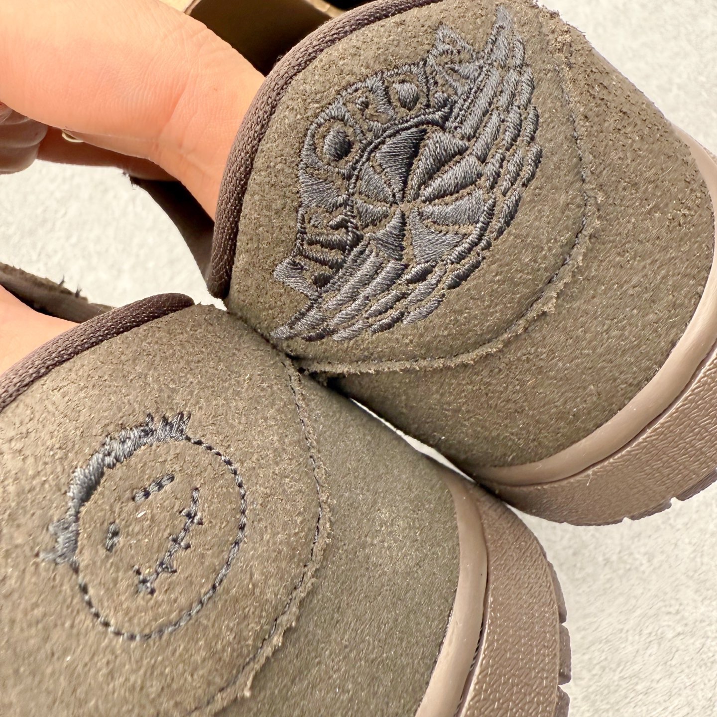 图片[15]-＃KZ神版莞产 Travis Scott x Air Jordan AJ1 Low OG SP TS联名 黑棕倒钩低帮 DM7866-202 全系列配色 外贸特供批次 新配色不断更新开发 市场中端王者 全套原纸板楦头开发 确保原汁原味 完美呈现一代版型 一比一鞋头弧度高度鞋身弧度 此版本只针对中端市场 细节品控鞋型随意秒杀市面同价位 鞋型完美 不臃肿别扭 头层皮料加持 用料绝不含糊 进口玻璃冲刀皮料裁剪零毛边 电脑针车工艺 超高鞋面清洁度 最高QC检验标准 控制溢胶瑕疵 原盒原配 飞翼3D高频深度立体 工艺方面大到整体鞋型 漏斗收腰 底线拉帮 LOGO立体程度 小到针眼排布 载片对称 冲孔效果 鞋标规范 鞋垫背胶等等 无一不是口碑收割 每双都是一个回头客 尺码：36 36.5 37.5 38 38.5 39 40 40.5 41 42 42.5 43 44 44.5 45 46 47.5-选品中心