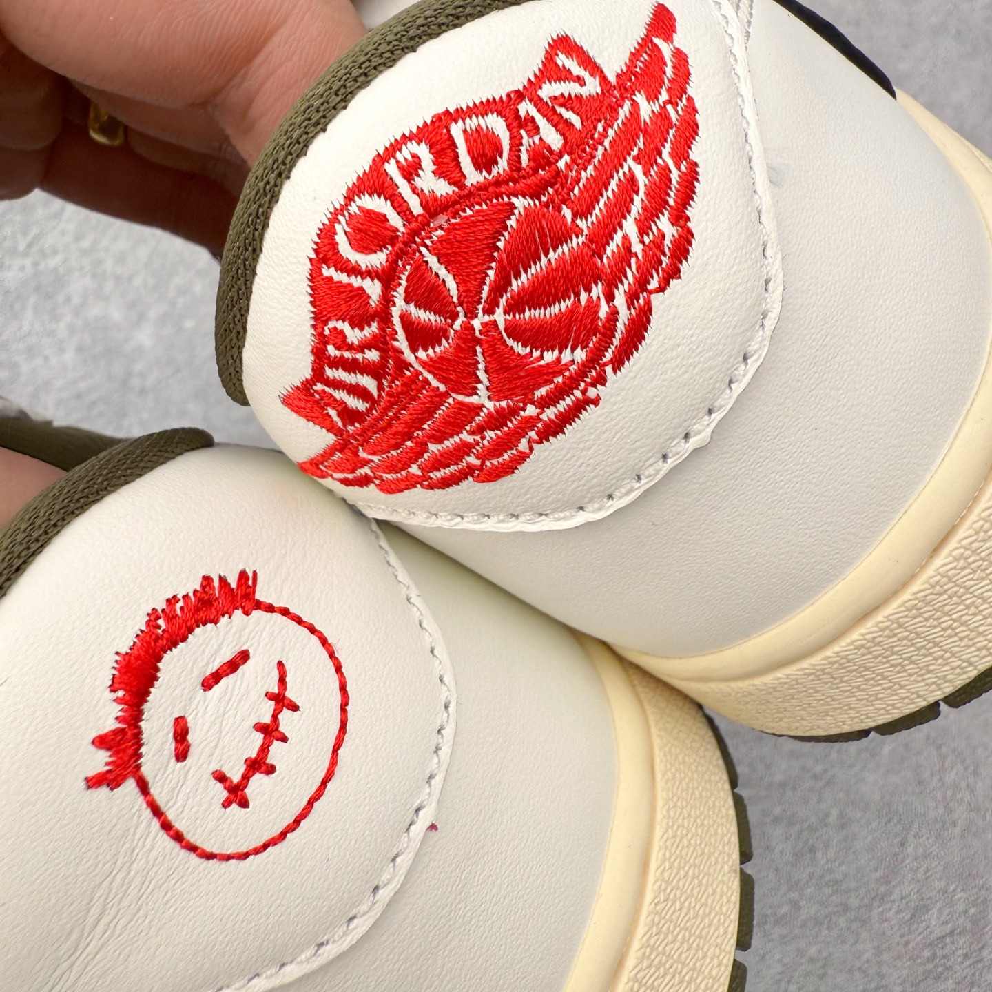 图片[13]-＃KZ神版莞产 Travis Scott x Air Jordan AJ1 Low OG SP TS联名白黑绿倒钩低帮 DZ4137-106 全系列配色 外贸特供批次 新配色不断更新开发 市场中端王者 全套原纸板楦头开发 确保原汁原味 完美呈现一代版型 一比一鞋头弧度高度鞋身弧度 此版本只针对中端市场 细节品控鞋型随意秒杀市面同价位 鞋型完美 不臃肿别扭 头层皮料加持 用料绝不含糊 进口玻璃冲刀皮料裁剪零毛边 电脑针车工艺 超高鞋面清洁度 最高QC检验标准 控制溢胶瑕疵 原盒原配 飞翼3D高频深度立体 工艺方面大到整体鞋型 漏斗收腰 底线拉帮 LOGO立体程度 小到针眼排布 载片对称 冲孔效果 鞋标规范 鞋垫背胶等等 无一不是口碑收割 每双都是一个回头客 尺码：36 36.5 37.5 38 38.5 39 40 40.5 41 42 42.5 43 44 44.5 45 46 47.5-选品中心