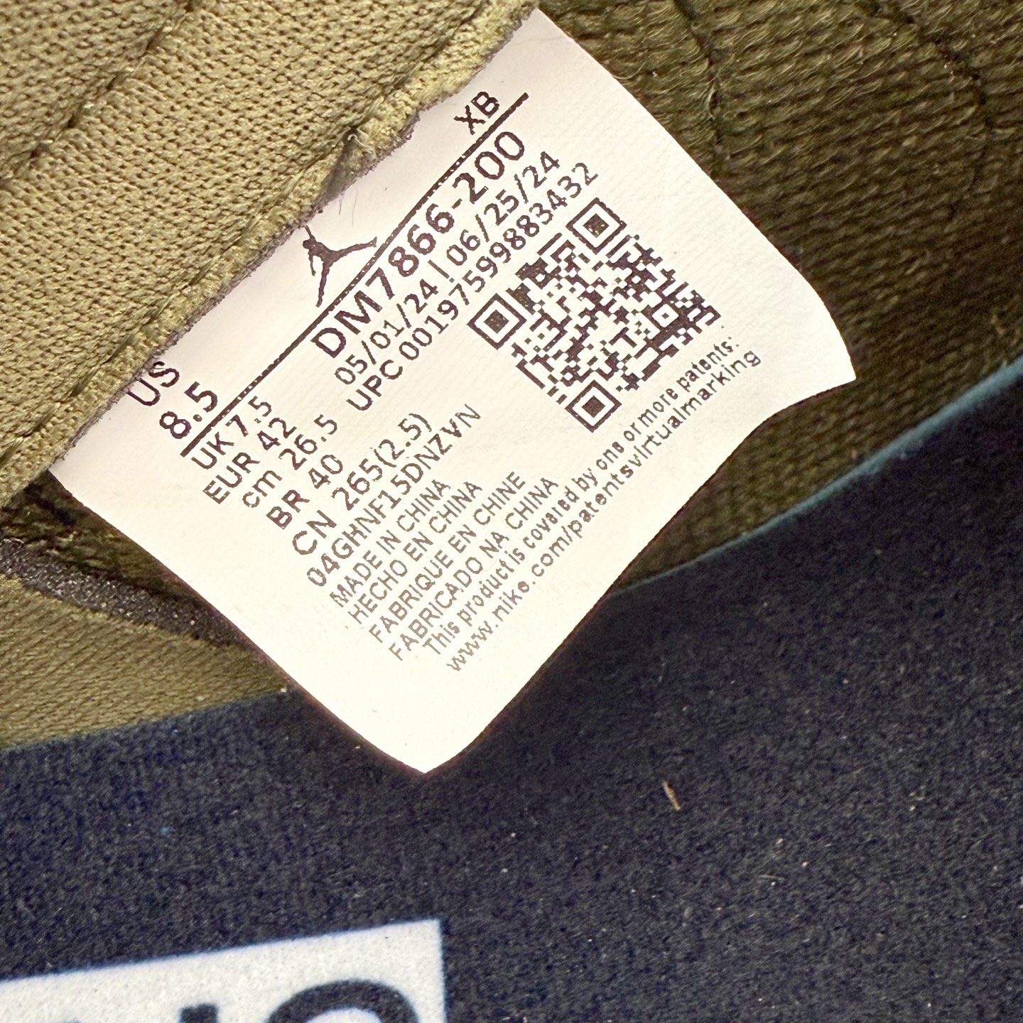 图片[12]-＃KZ神版莞产 Travis Scott x Air Jordan AJ1 Low OG SP TS联名白黑绿倒钩低帮 DZ4137-106 全系列配色 外贸特供批次 新配色不断更新开发 市场中端王者 全套原纸板楦头开发 确保原汁原味 完美呈现一代版型 一比一鞋头弧度高度鞋身弧度 此版本只针对中端市场 细节品控鞋型随意秒杀市面同价位 鞋型完美 不臃肿别扭 头层皮料加持 用料绝不含糊 进口玻璃冲刀皮料裁剪零毛边 电脑针车工艺 超高鞋面清洁度 最高QC检验标准 控制溢胶瑕疵 原盒原配 飞翼3D高频深度立体 工艺方面大到整体鞋型 漏斗收腰 底线拉帮 LOGO立体程度 小到针眼排布 载片对称 冲孔效果 鞋标规范 鞋垫背胶等等 无一不是口碑收割 每双都是一个回头客 尺码：36 36.5 37.5 38 38.5 39 40 40.5 41 42 42.5 43 44 44.5 45 46 47.5-选品中心