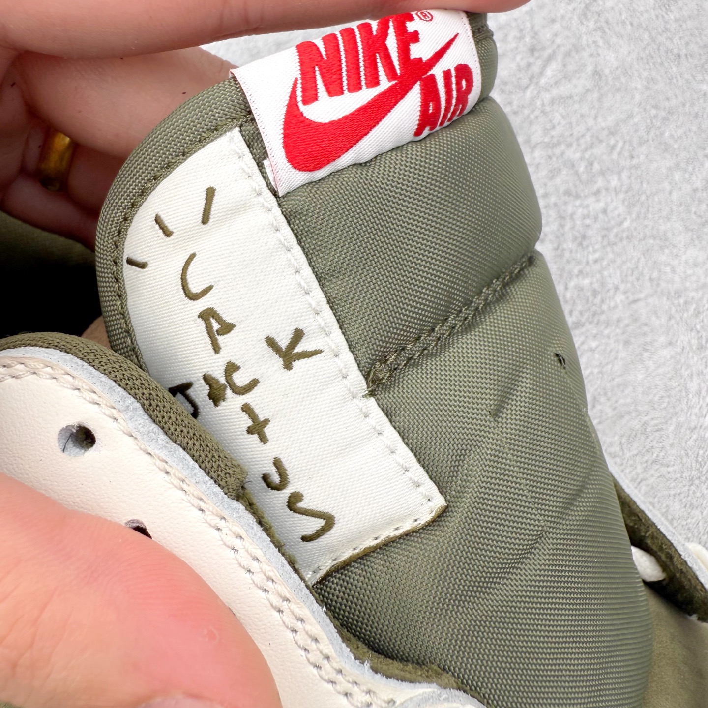 图片[18]-＃KZ神版莞产 Travis Scott x Air Jordan AJ1 Low OG SP TS联名白黑绿倒钩低帮 DZ4137-106 全系列配色 外贸特供批次 新配色不断更新开发 市场中端王者 全套原纸板楦头开发 确保原汁原味 完美呈现一代版型 一比一鞋头弧度高度鞋身弧度 此版本只针对中端市场 细节品控鞋型随意秒杀市面同价位 鞋型完美 不臃肿别扭 头层皮料加持 用料绝不含糊 进口玻璃冲刀皮料裁剪零毛边 电脑针车工艺 超高鞋面清洁度 最高QC检验标准 控制溢胶瑕疵 原盒原配 飞翼3D高频深度立体 工艺方面大到整体鞋型 漏斗收腰 底线拉帮 LOGO立体程度 小到针眼排布 载片对称 冲孔效果 鞋标规范 鞋垫背胶等等 无一不是口碑收割 每双都是一个回头客 尺码：36 36.5 37.5 38 38.5 39 40 40.5 41 42 42.5 43 44 44.5 45 46 47.5-选品中心