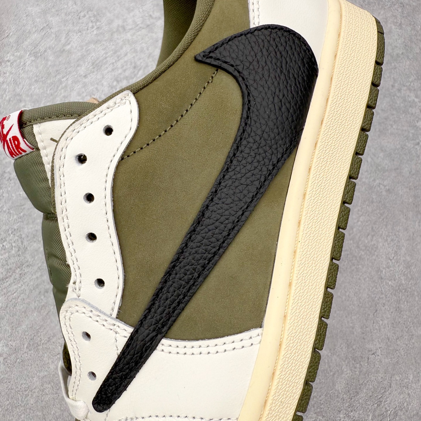 图片[10]-＃KZ神版莞产 Travis Scott x Air Jordan AJ1 Low OG SP TS联名白黑绿倒钩低帮 DZ4137-106 全系列配色 外贸特供批次 新配色不断更新开发 市场中端王者 全套原纸板楦头开发 确保原汁原味 完美呈现一代版型 一比一鞋头弧度高度鞋身弧度 此版本只针对中端市场 细节品控鞋型随意秒杀市面同价位 鞋型完美 不臃肿别扭 头层皮料加持 用料绝不含糊 进口玻璃冲刀皮料裁剪零毛边 电脑针车工艺 超高鞋面清洁度 最高QC检验标准 控制溢胶瑕疵 原盒原配 飞翼3D高频深度立体 工艺方面大到整体鞋型 漏斗收腰 底线拉帮 LOGO立体程度 小到针眼排布 载片对称 冲孔效果 鞋标规范 鞋垫背胶等等 无一不是口碑收割 每双都是一个回头客 尺码：36 36.5 37.5 38 38.5 39 40 40.5 41 42 42.5 43 44 44.5 45 46 47.5-选品中心