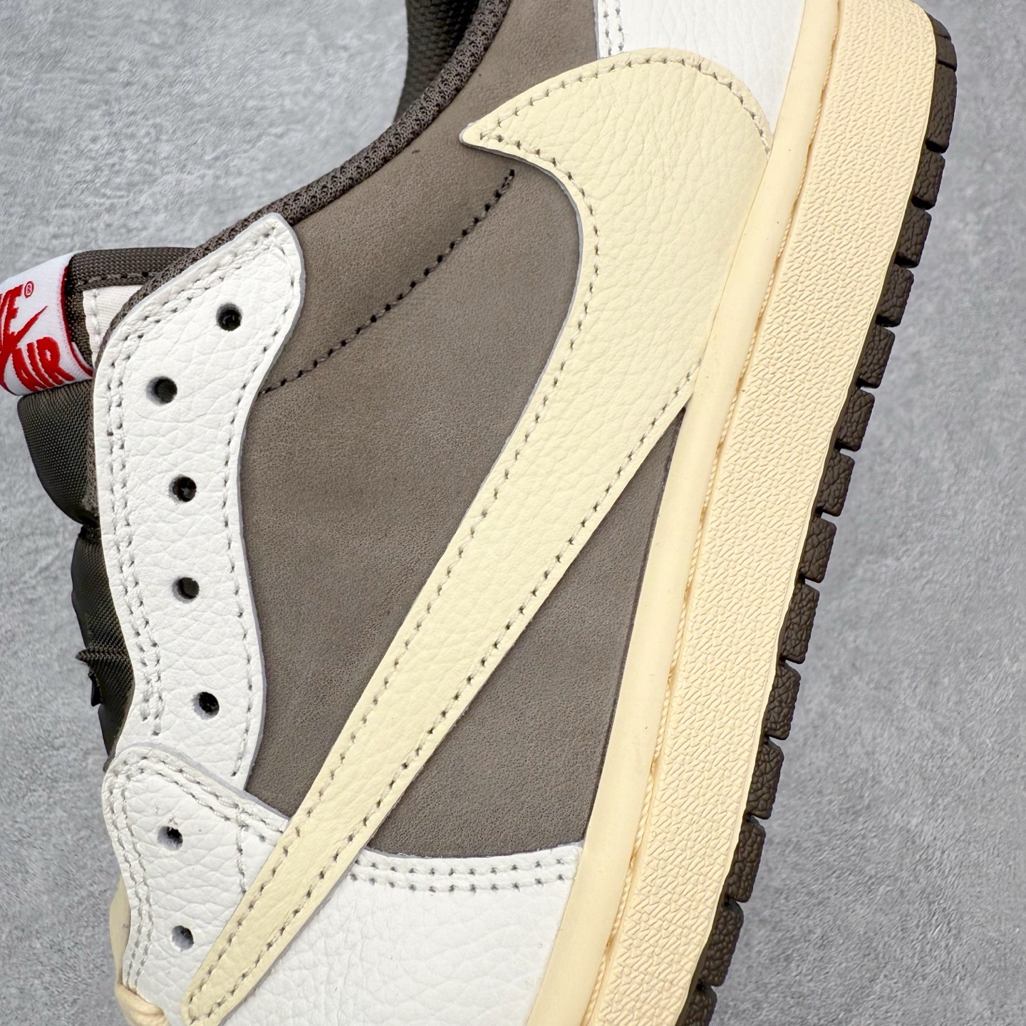 图片[12]-＃KZ神版莞产 Travis Scott x Air Jordan AJ1 Low OG SP TS联名白棕倒钩低帮 DM7866-162 全系列配色 外贸特供批次 新配色不断更新开发 市场中端王者 全套原纸板楦头开发 确保原汁原味 完美呈现一代版型 一比一鞋头弧度高度鞋身弧度 此版本只针对中端市场 细节品控鞋型随意秒杀市面同价位 鞋型完美 不臃肿别扭 头层皮料加持 用料绝不含糊 进口玻璃冲刀皮料裁剪零毛边 电脑针车工艺 超高鞋面清洁度 最高QC检验标准 控制溢胶瑕疵 原盒原配 飞翼3D高频深度立体 工艺方面大到整体鞋型 漏斗收腰 底线拉帮 LOGO立体程度 小到针眼排布 载片对称 冲孔效果 鞋标规范 鞋垫背胶等等 无一不是口碑收割 每双都是一个回头客 尺码：36 36.5 37.5 38 38.5 39 40 40.5 41 42 42.5 43 44 44.5 45 46 47.5-选品中心