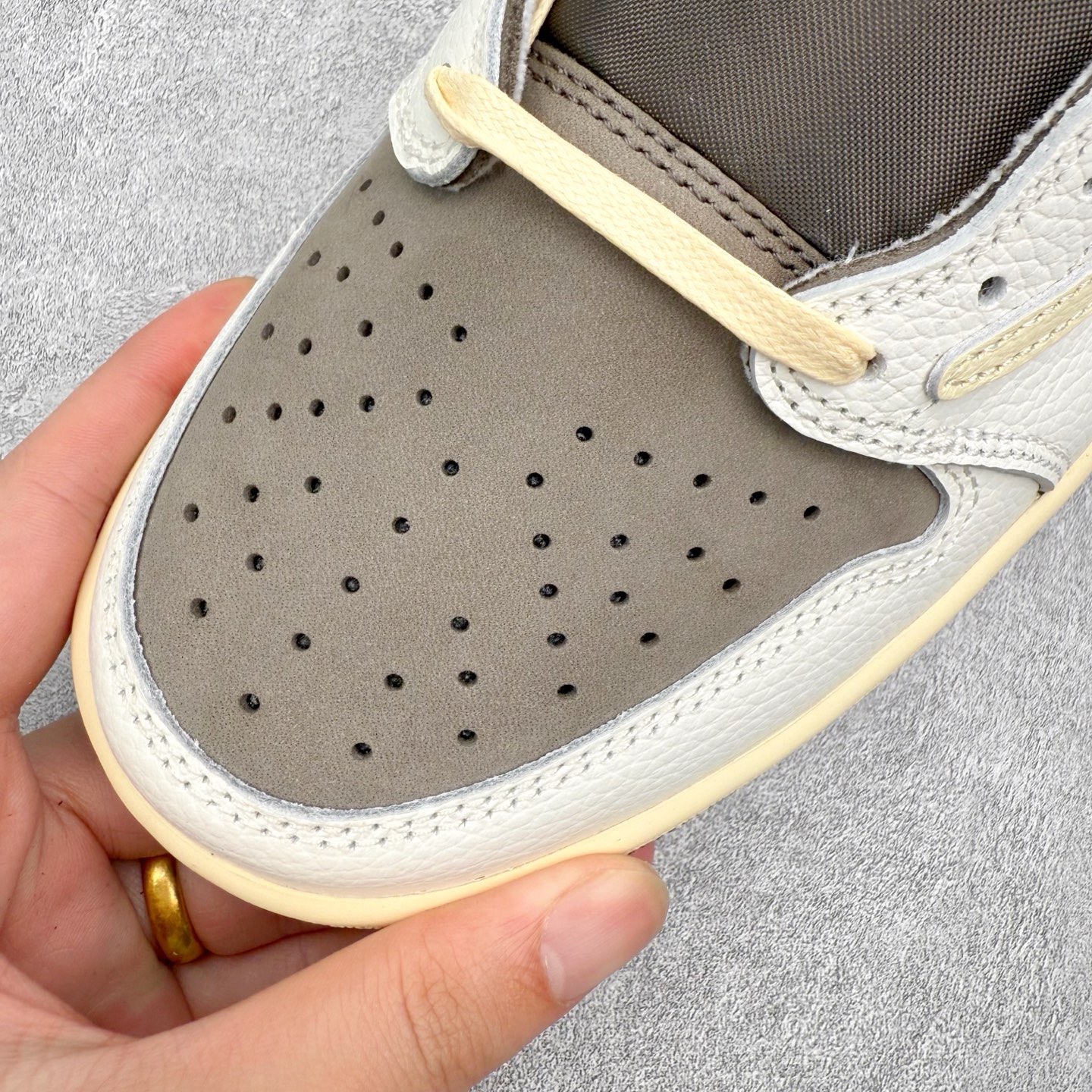 图片[10]-＃KZ神版莞产 Travis Scott x Air Jordan AJ1 Low OG SP TS联名白棕倒钩低帮 DM7866-162 全系列配色 外贸特供批次 新配色不断更新开发 市场中端王者 全套原纸板楦头开发 确保原汁原味 完美呈现一代版型 一比一鞋头弧度高度鞋身弧度 此版本只针对中端市场 细节品控鞋型随意秒杀市面同价位 鞋型完美 不臃肿别扭 头层皮料加持 用料绝不含糊 进口玻璃冲刀皮料裁剪零毛边 电脑针车工艺 超高鞋面清洁度 最高QC检验标准 控制溢胶瑕疵 原盒原配 飞翼3D高频深度立体 工艺方面大到整体鞋型 漏斗收腰 底线拉帮 LOGO立体程度 小到针眼排布 载片对称 冲孔效果 鞋标规范 鞋垫背胶等等 无一不是口碑收割 每双都是一个回头客 尺码：36 36.5 37.5 38 38.5 39 40 40.5 41 42 42.5 43 44 44.5 45 46 47.5-选品中心