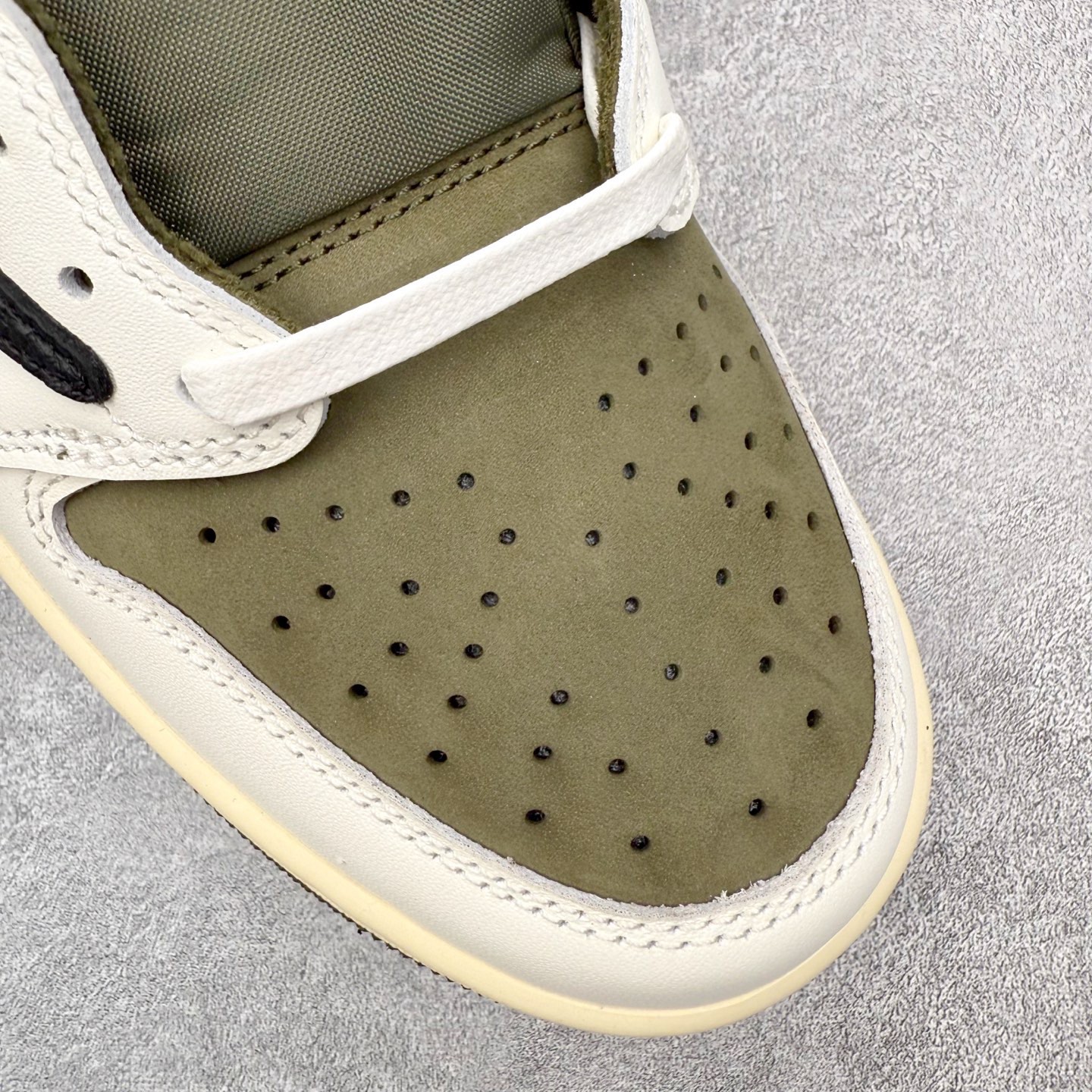 图片[16]-＃KZ神版莞产 Travis Scott x Air Jordan AJ1 Low OG SP TS联名白棕倒钩低帮 DM7866-162 全系列配色 外贸特供批次 新配色不断更新开发 市场中端王者 全套原纸板楦头开发 确保原汁原味 完美呈现一代版型 一比一鞋头弧度高度鞋身弧度 此版本只针对中端市场 细节品控鞋型随意秒杀市面同价位 鞋型完美 不臃肿别扭 头层皮料加持 用料绝不含糊 进口玻璃冲刀皮料裁剪零毛边 电脑针车工艺 超高鞋面清洁度 最高QC检验标准 控制溢胶瑕疵 原盒原配 飞翼3D高频深度立体 工艺方面大到整体鞋型 漏斗收腰 底线拉帮 LOGO立体程度 小到针眼排布 载片对称 冲孔效果 鞋标规范 鞋垫背胶等等 无一不是口碑收割 每双都是一个回头客 尺码：36 36.5 37.5 38 38.5 39 40 40.5 41 42 42.5 43 44 44.5 45 46 47.5-选品中心