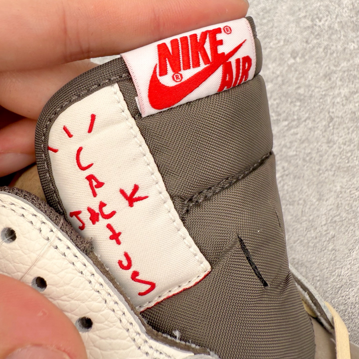 图片[11]-＃KZ神版莞产 Travis Scott x Air Jordan AJ1 Low OG SP TS联名白棕倒钩低帮 DM7866-162 全系列配色 外贸特供批次 新配色不断更新开发 市场中端王者 全套原纸板楦头开发 确保原汁原味 完美呈现一代版型 一比一鞋头弧度高度鞋身弧度 此版本只针对中端市场 细节品控鞋型随意秒杀市面同价位 鞋型完美 不臃肿别扭 头层皮料加持 用料绝不含糊 进口玻璃冲刀皮料裁剪零毛边 电脑针车工艺 超高鞋面清洁度 最高QC检验标准 控制溢胶瑕疵 原盒原配 飞翼3D高频深度立体 工艺方面大到整体鞋型 漏斗收腰 底线拉帮 LOGO立体程度 小到针眼排布 载片对称 冲孔效果 鞋标规范 鞋垫背胶等等 无一不是口碑收割 每双都是一个回头客 尺码：36 36.5 37.5 38 38.5 39 40 40.5 41 42 42.5 43 44 44.5 45 46 47.5-选品中心