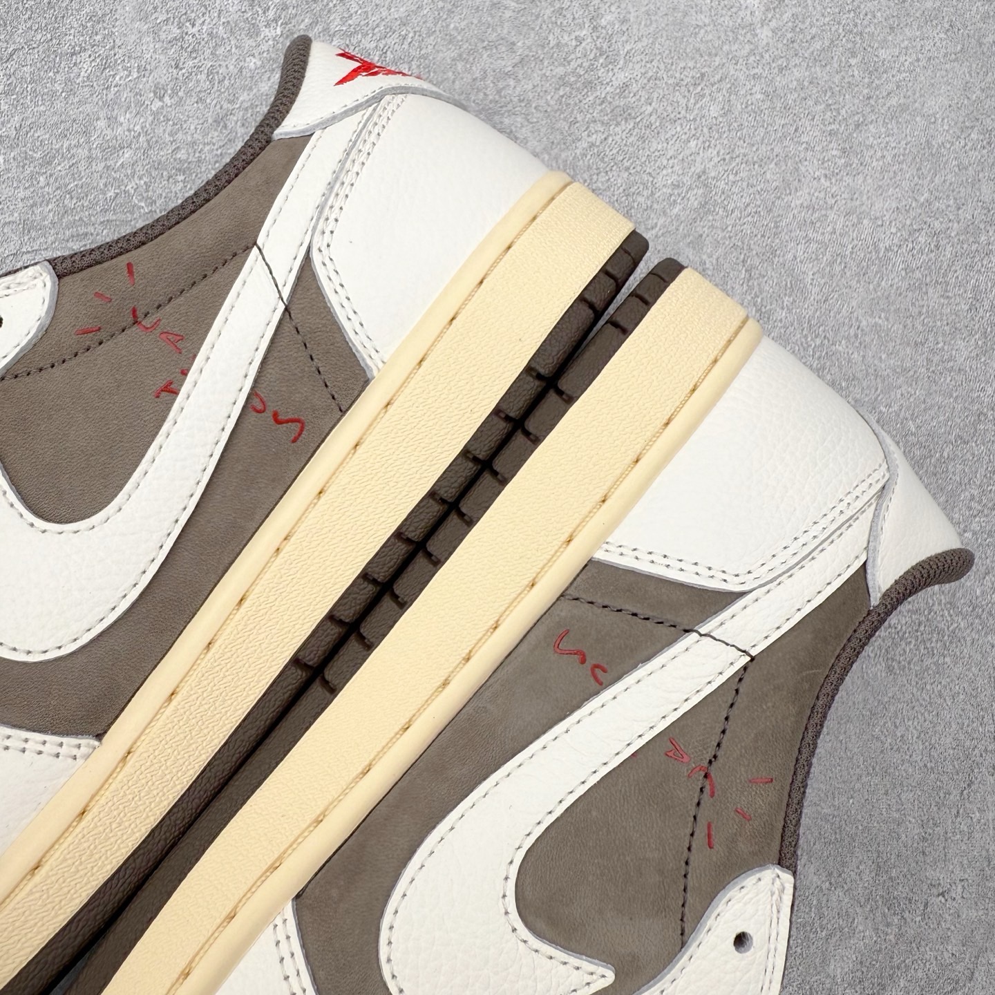 图片[15]-＃KZ神版莞产 Travis Scott x Air Jordan AJ1 Low OG SP TS联名白棕倒钩低帮 DM7866-162 全系列配色 外贸特供批次 新配色不断更新开发 市场中端王者 全套原纸板楦头开发 确保原汁原味 完美呈现一代版型 一比一鞋头弧度高度鞋身弧度 此版本只针对中端市场 细节品控鞋型随意秒杀市面同价位 鞋型完美 不臃肿别扭 头层皮料加持 用料绝不含糊 进口玻璃冲刀皮料裁剪零毛边 电脑针车工艺 超高鞋面清洁度 最高QC检验标准 控制溢胶瑕疵 原盒原配 飞翼3D高频深度立体 工艺方面大到整体鞋型 漏斗收腰 底线拉帮 LOGO立体程度 小到针眼排布 载片对称 冲孔效果 鞋标规范 鞋垫背胶等等 无一不是口碑收割 每双都是一个回头客 尺码：36 36.5 37.5 38 38.5 39 40 40.5 41 42 42.5 43 44 44.5 45 46 47.5-选品中心