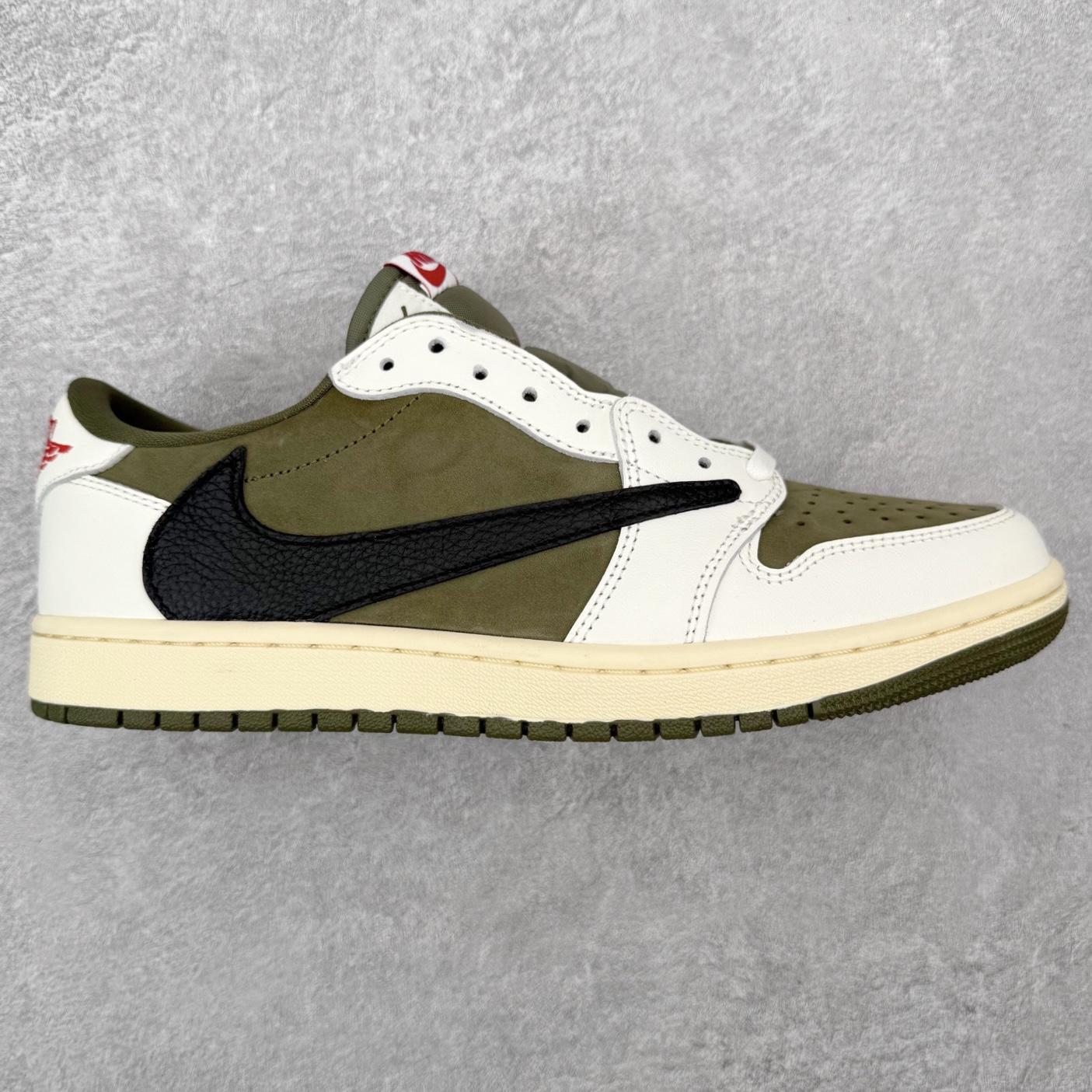 ＃KZ神版莞产 Travis Scott x Air Jordan AJ1 Low OG SP TS联名白黑绿倒钩低帮 DZ4137-106 全系列配色 外贸特供批次 新配色不断更新开发 市场中端王者 全套原纸板楦头开发 确保原汁原味 完美呈现一代版型 一比一鞋头弧度高度鞋身弧度 此版本只针对中端市场 细节品控鞋型随意秒杀市面同价位 鞋型完美 不臃肿别扭 头层皮料加持 用料绝不含糊 进口玻璃冲刀皮料裁剪零毛边 电脑针车工艺 超高鞋面清洁度 最高QC检验标准 控制溢胶瑕疵 原盒原配 飞翼3D高频深度立体 工艺方面大到整体鞋型 漏斗收腰 底线拉帮 LOGO立体程度 小到针眼排布 载片对称 冲孔效果 鞋标规范 鞋垫背胶等等 无一不是口碑收割 每双都是一个回头客 尺码：36 36.5 37.5 38 38.5 39 40 40.5 41 42 42.5 43 44 44.5 45 46 47.5-选品中心