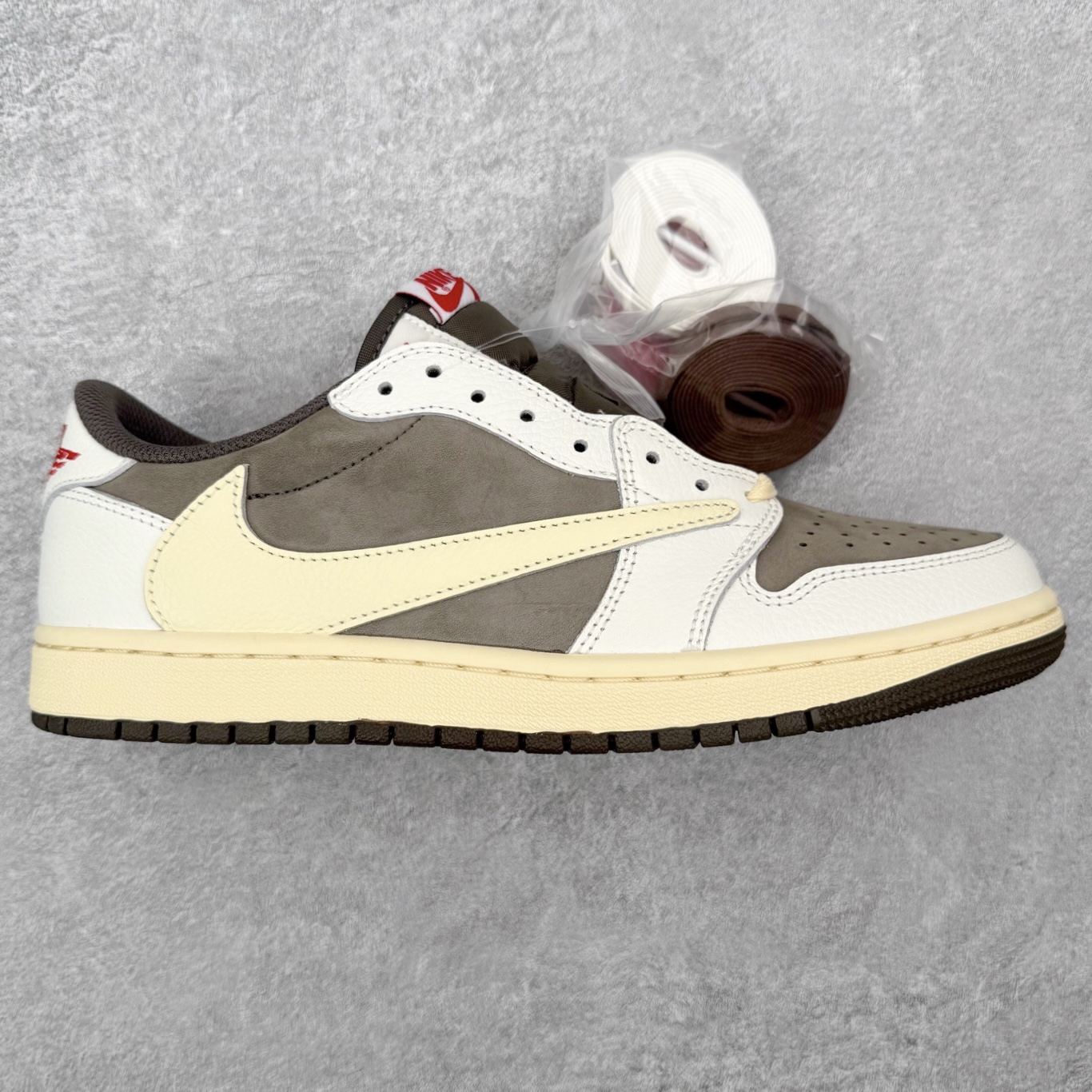 ＃KZ神版莞产 Travis Scott x Air Jordan AJ1 Low OG SP TS联名白棕倒钩低帮 DM7866-162 全系列配色 外贸特供批次 新配色不断更新开发 市场中端王者 全套原纸板楦头开发 确保原汁原味 完美呈现一代版型 一比一鞋头弧度高度鞋身弧度 此版本只针对中端市场 细节品控鞋型随意秒杀市面同价位 鞋型完美 不臃肿别扭 头层皮料加持 用料绝不含糊 进口玻璃冲刀皮料裁剪零毛边 电脑针车工艺 超高鞋面清洁度 最高QC检验标准 控制溢胶瑕疵 原盒原配 飞翼3D高频深度立体 工艺方面大到整体鞋型 漏斗收腰 底线拉帮 LOGO立体程度 小到针眼排布 载片对称 冲孔效果 鞋标规范 鞋垫背胶等等 无一不是口碑收割 每双都是一个回头客 尺码：36 36.5 37.5 38 38.5 39 40 40.5 41 42 42.5 43 44 44.5 45 46 47.5-选品中心