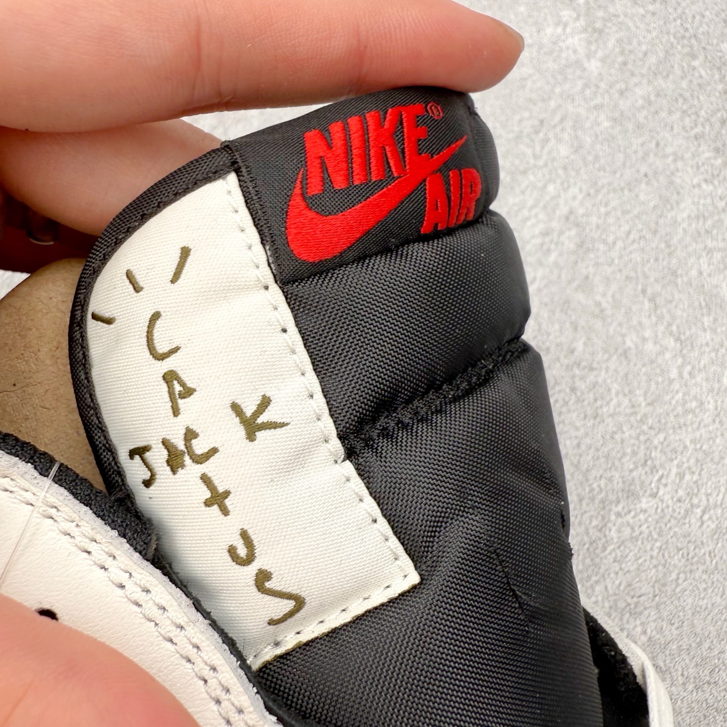 图片[11]-＃KZ神版莞产 Travis Scott x Air Jordan AJ1 Low OG SP TS联名白黑绿倒钩低帮 DZ4137-106 全系列配色 外贸特供批次 新配色不断更新开发 市场中端王者 全套原纸板楦头开发 确保原汁原味 完美呈现一代版型 一比一鞋头弧度高度鞋身弧度 此版本只针对中端市场 细节品控鞋型随意秒杀市面同价位 鞋型完美 不臃肿别扭 头层皮料加持 用料绝不含糊 进口玻璃冲刀皮料裁剪零毛边 电脑针车工艺 超高鞋面清洁度 最高QC检验标准 控制溢胶瑕疵 原盒原配 飞翼3D高频深度立体 工艺方面大到整体鞋型 漏斗收腰 底线拉帮 LOGO立体程度 小到针眼排布 载片对称 冲孔效果 鞋标规范 鞋垫背胶等等 无一不是口碑收割 每双都是一个回头客 尺码：36 36.5 37.5 38 38.5 39 40 40.5 41 42 42.5 43 44 44.5 45 46 47.5-选品中心