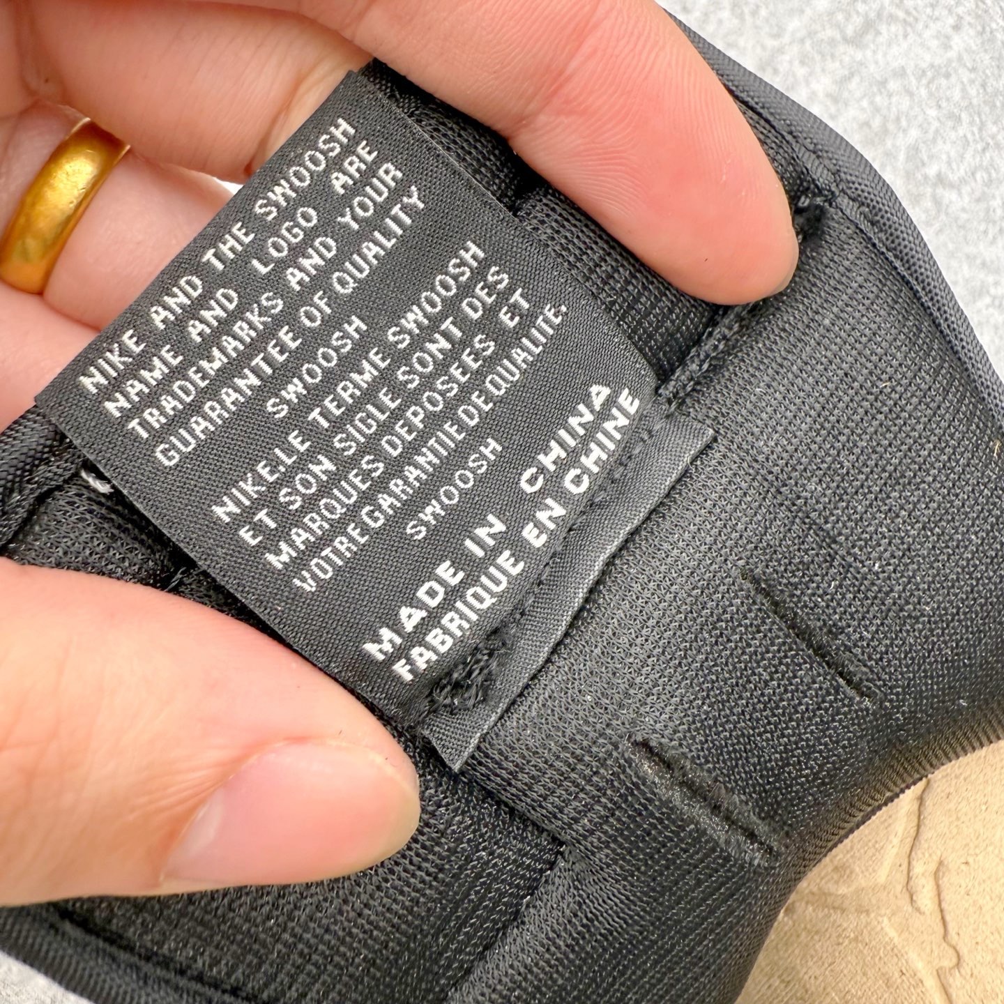 图片[12]-＃KZ神版莞产 Travis Scott x Air Jordan AJ1 Low OG SP TS联名白黑绿倒钩低帮 DZ4137-106 全系列配色 外贸特供批次 新配色不断更新开发 市场中端王者 全套原纸板楦头开发 确保原汁原味 完美呈现一代版型 一比一鞋头弧度高度鞋身弧度 此版本只针对中端市场 细节品控鞋型随意秒杀市面同价位 鞋型完美 不臃肿别扭 头层皮料加持 用料绝不含糊 进口玻璃冲刀皮料裁剪零毛边 电脑针车工艺 超高鞋面清洁度 最高QC检验标准 控制溢胶瑕疵 原盒原配 飞翼3D高频深度立体 工艺方面大到整体鞋型 漏斗收腰 底线拉帮 LOGO立体程度 小到针眼排布 载片对称 冲孔效果 鞋标规范 鞋垫背胶等等 无一不是口碑收割 每双都是一个回头客 尺码：36 36.5 37.5 38 38.5 39 40 40.5 41 42 42.5 43 44 44.5 45 46 47.5-选品中心