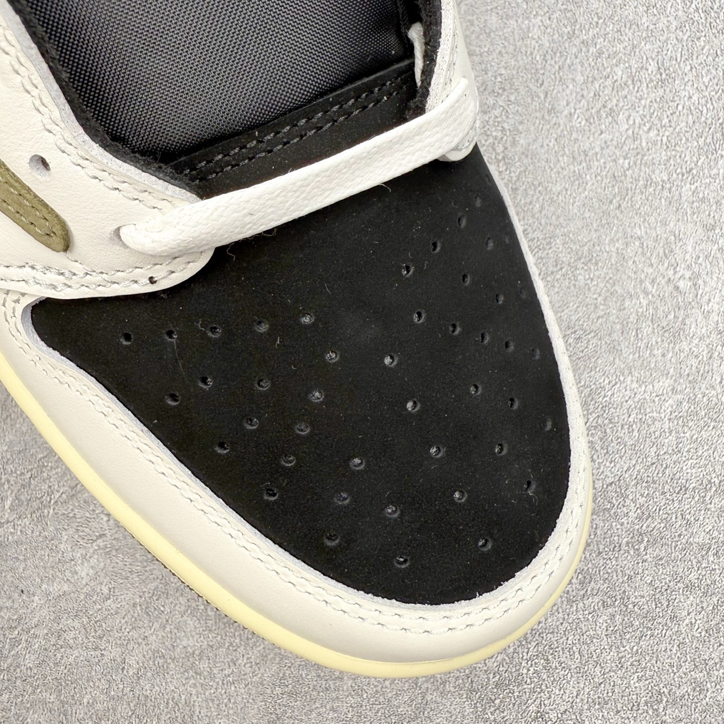 图片[10]-＃KZ神版莞产 Travis Scott x Air Jordan AJ1 Low OG SP TS联名白黑绿倒钩低帮 DZ4137-106 全系列配色 外贸特供批次 新配色不断更新开发 市场中端王者 全套原纸板楦头开发 确保原汁原味 完美呈现一代版型 一比一鞋头弧度高度鞋身弧度 此版本只针对中端市场 细节品控鞋型随意秒杀市面同价位 鞋型完美 不臃肿别扭 头层皮料加持 用料绝不含糊 进口玻璃冲刀皮料裁剪零毛边 电脑针车工艺 超高鞋面清洁度 最高QC检验标准 控制溢胶瑕疵 原盒原配 飞翼3D高频深度立体 工艺方面大到整体鞋型 漏斗收腰 底线拉帮 LOGO立体程度 小到针眼排布 载片对称 冲孔效果 鞋标规范 鞋垫背胶等等 无一不是口碑收割 每双都是一个回头客 尺码：36 36.5 37.5 38 38.5 39 40 40.5 41 42 42.5 43 44 44.5 45 46 47.5-选品中心