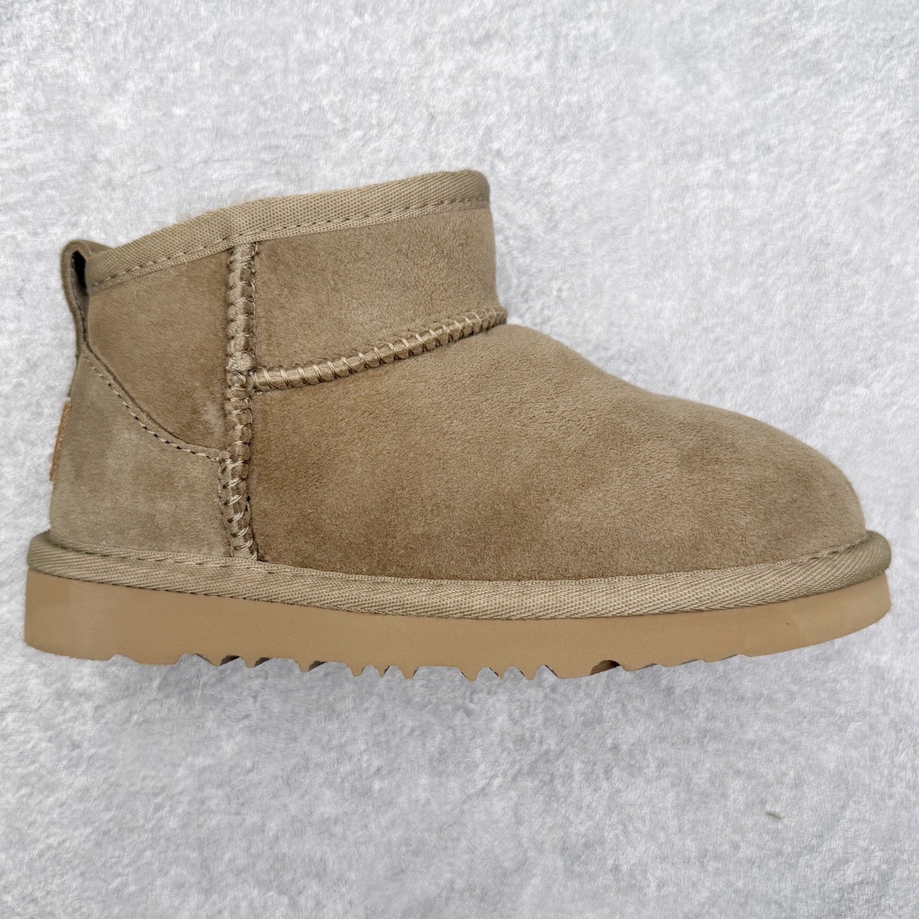 UGG 6109 秋冬经典户外雪地靴童鞋 官方同步包装 检验标 材料采用原厂防污防水皮料 羊毛皮一体 防滑耐磨轻翼大底 保暖性能十足 严寒季节 必属佳品 尺码:28 29 30 31 32 33 34 35-选品中心