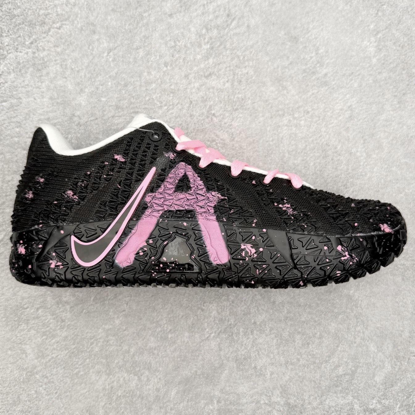 NK JA3 EP 莫兰特三代低帮篮球鞋 以鲜艳明亮的色调脱颖而出。鞋舌上醒目地展示着 “ JA ” 标志，而后跟上的 “ 12 ：AM ” 则以独特的设计呈现。鞋头和鞋舌采用透气运动网布制成，确保舒适耐用。在第一款鞋型的基础上进行了重大升级，采用更为挺拔的鞋口设计，为脚踝带来更佳的包裹与支撑感。侧面独特波纹纹理细节，打破了单调，赋予鞋子灵动与活力的视觉体验。中底部分巧妙借鉴了科比 5 的经典元素，融入斑点细节，增强了整体美学吸引力。实拍调校N版已经零色差零失真 百分百还原实物色彩所见即所得 不存在货不对板色差等低级问题 选购参考实物拍摄 不混卖不参货 只用心做好货严格选品 承诺混一赔十 尺码：40 40.5 41 42 42.5 43 44 44.5 45 46-选品中心